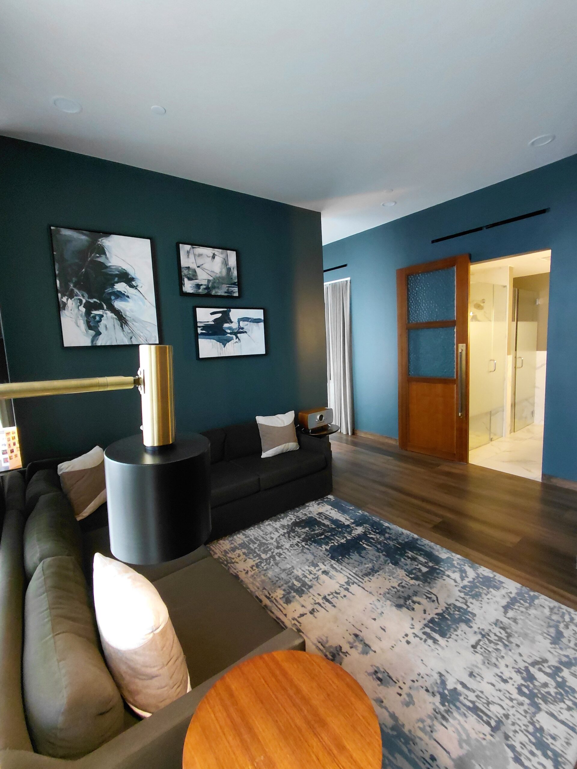 部屋に備えている様々な家具