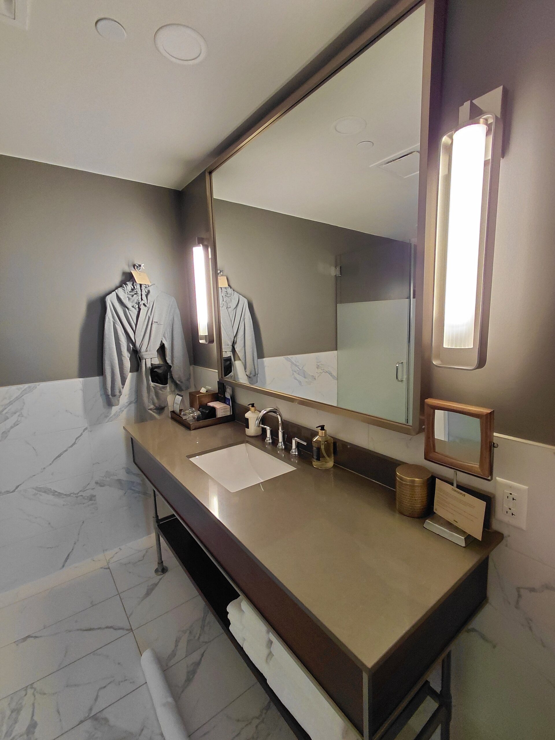 鏡のある洗面台