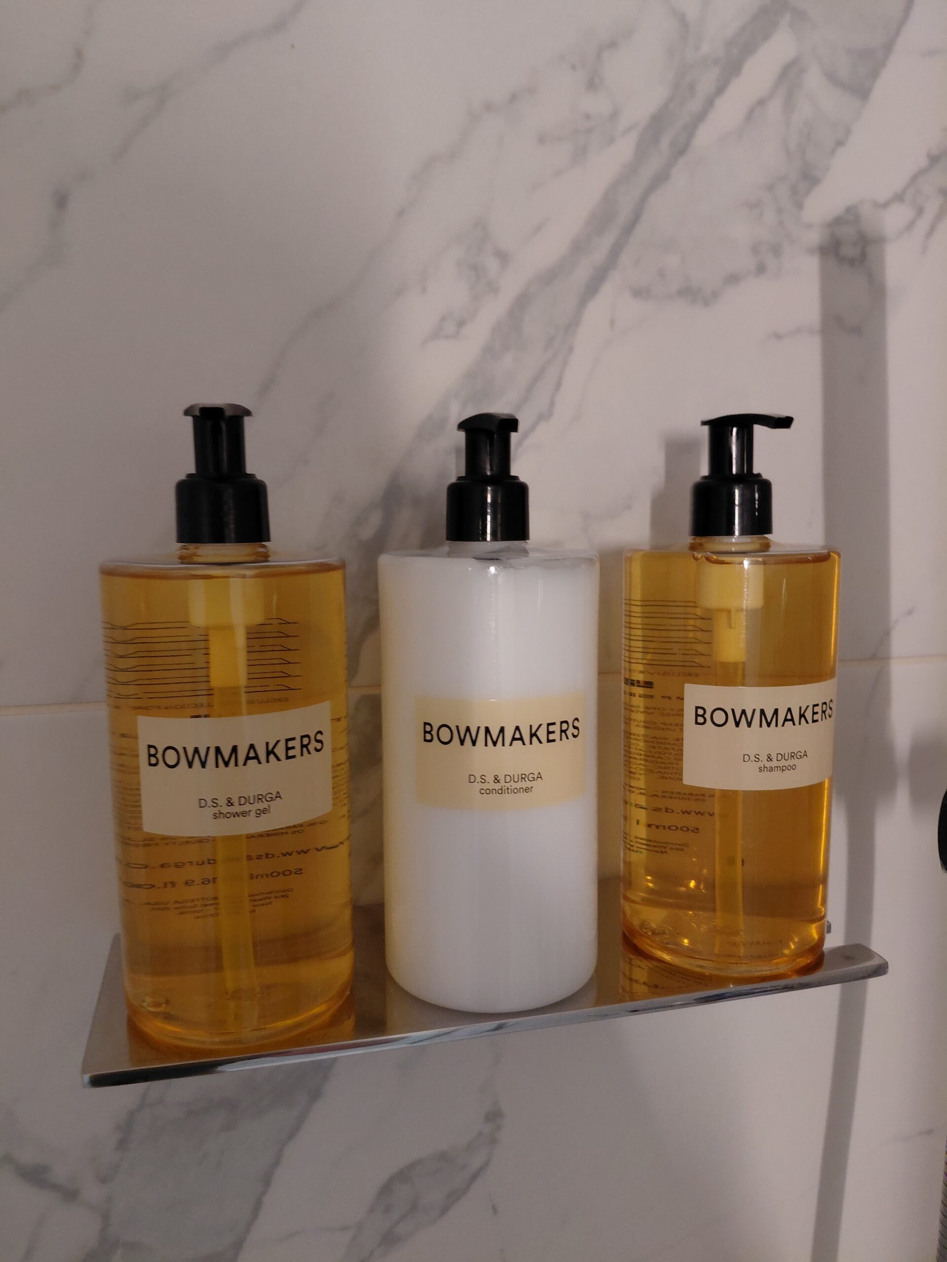 カウンターに置かれた瓶