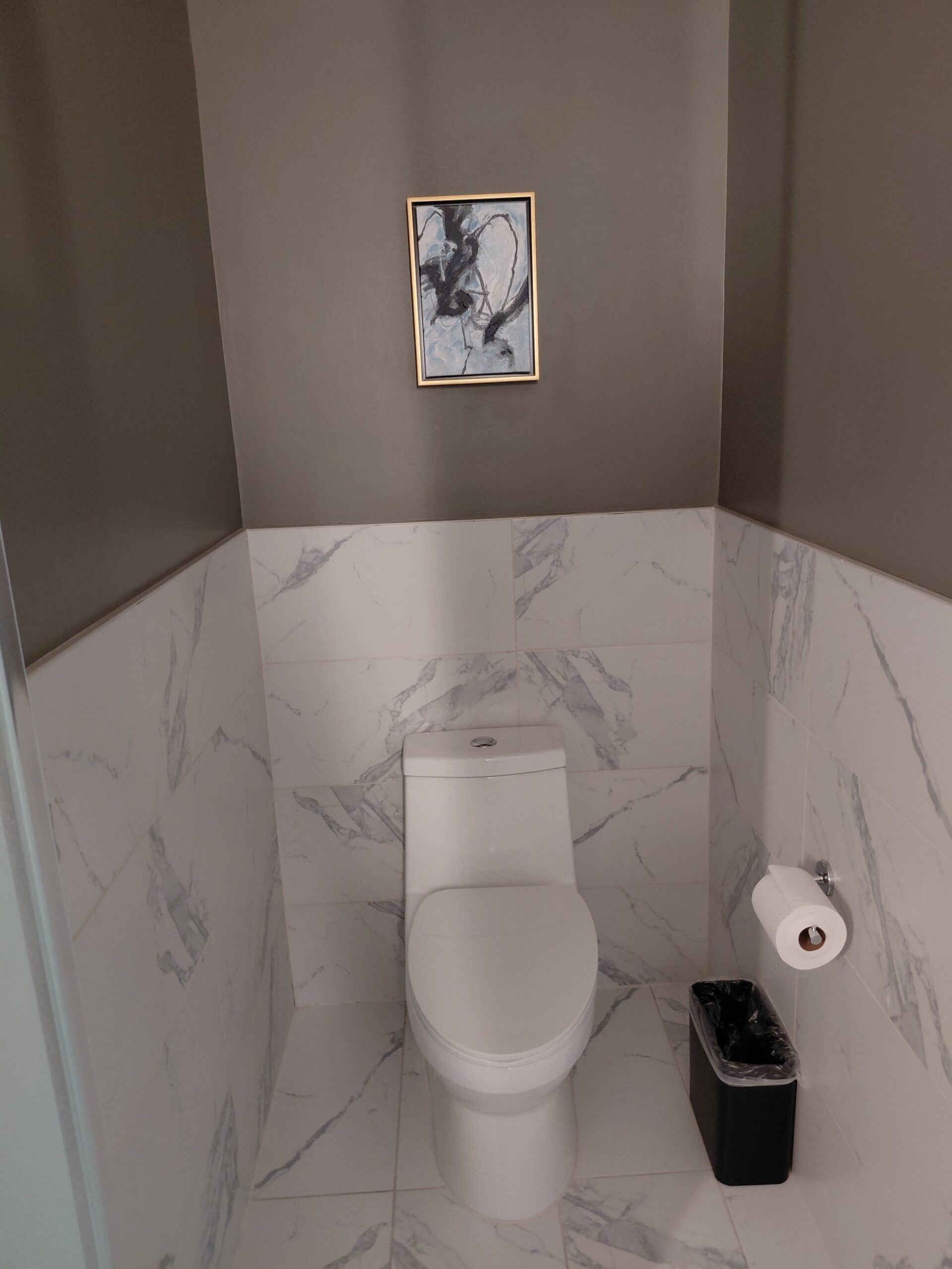 汚いバスルームの一角にある便器