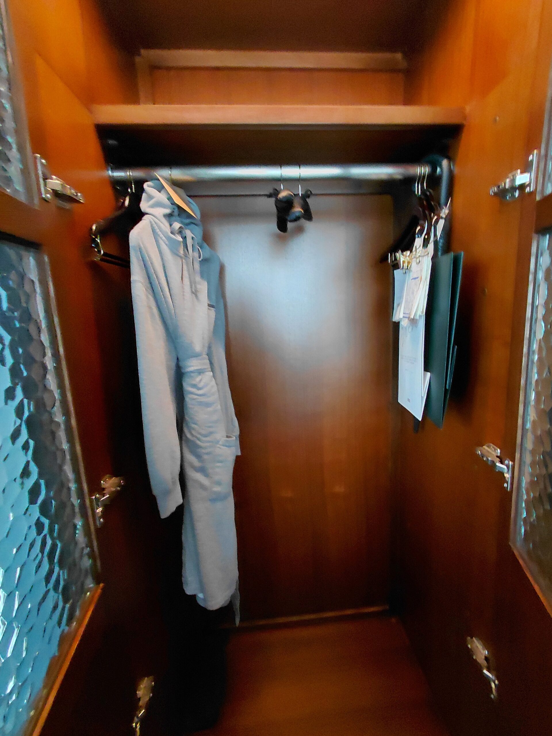 鏡の前でポーズをとっている人