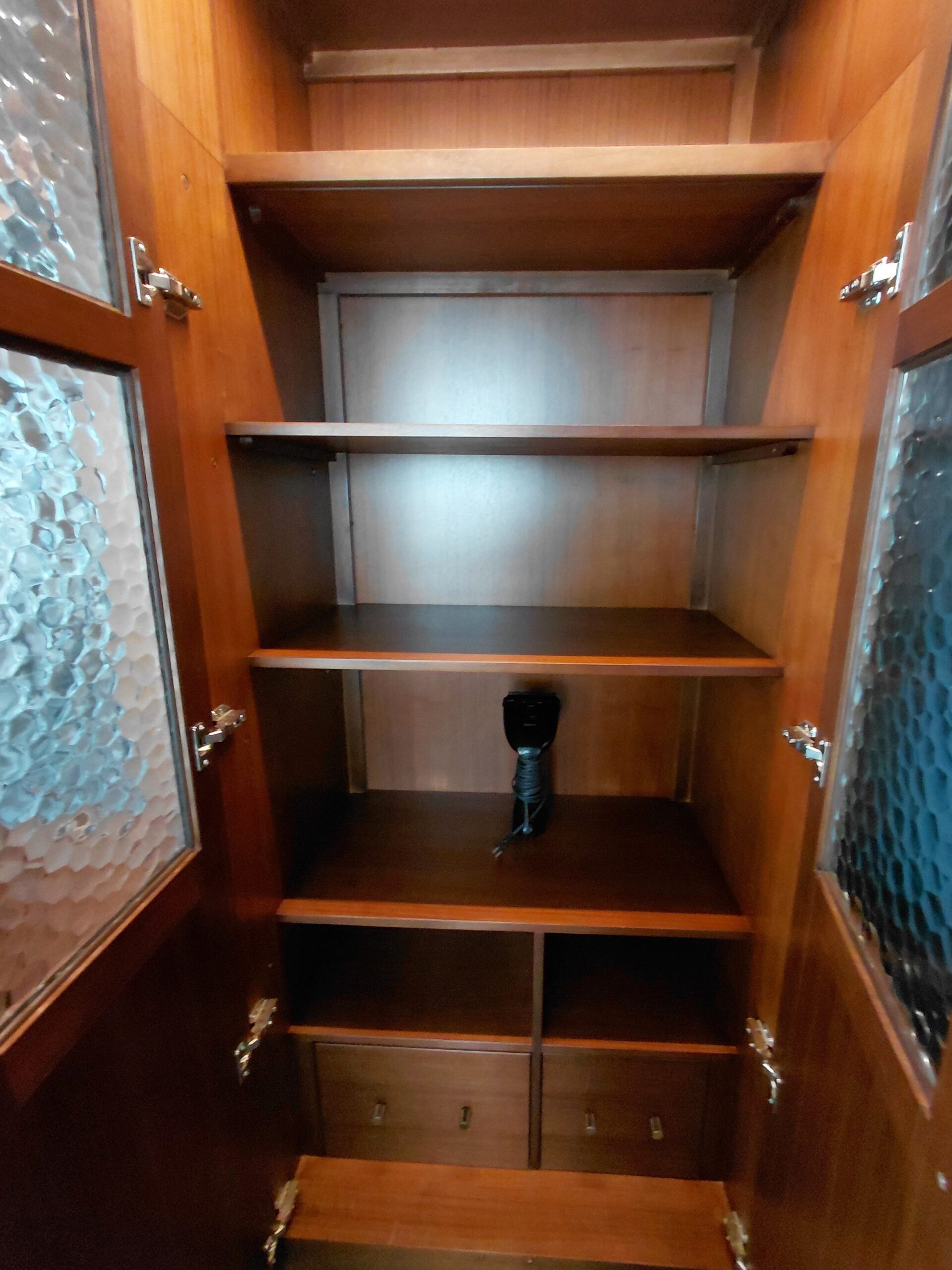 台の上にシャワーがあるバスルーム