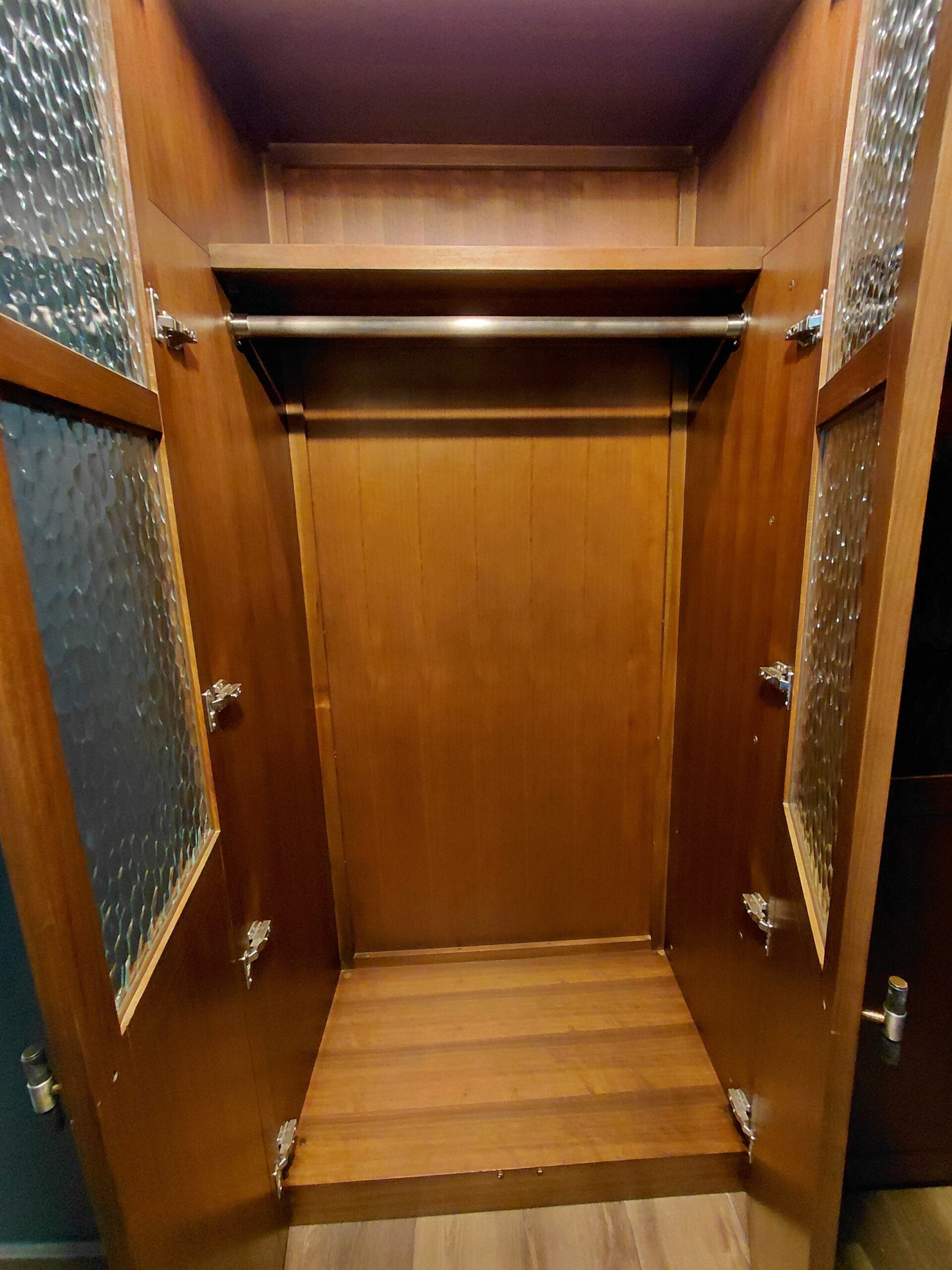 木製床の上にシャワーがある