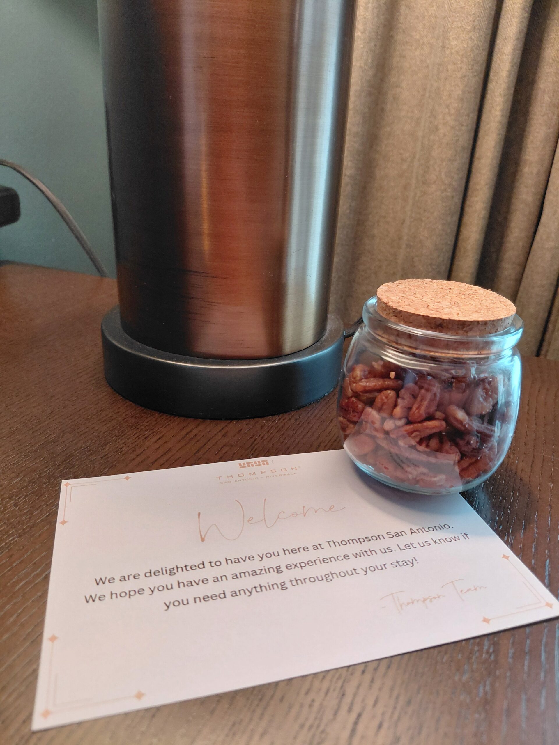 机の上のカップに入った飲み物