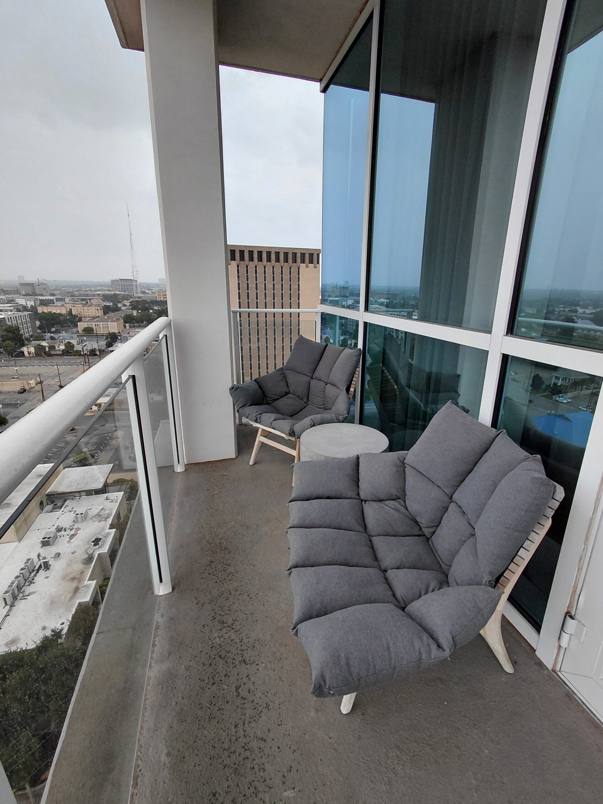 建物の前にある椅子