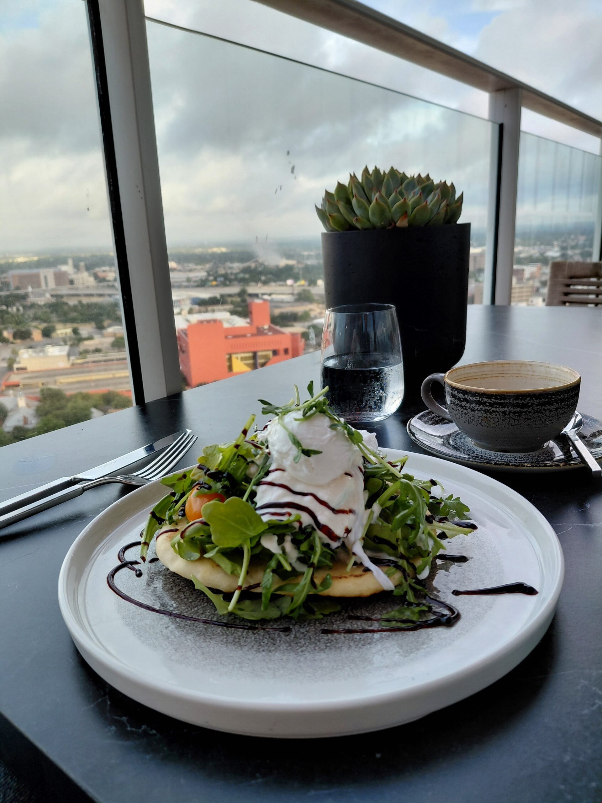 テーブルの上の皿にのったサンドイッチとサラダ