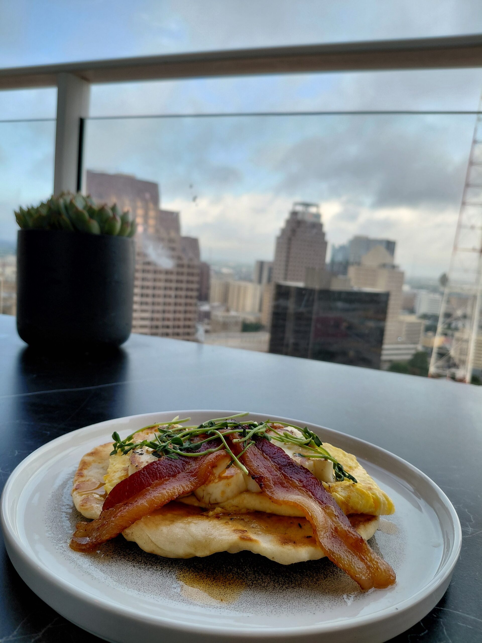 皿の上にあるサンドイッチ