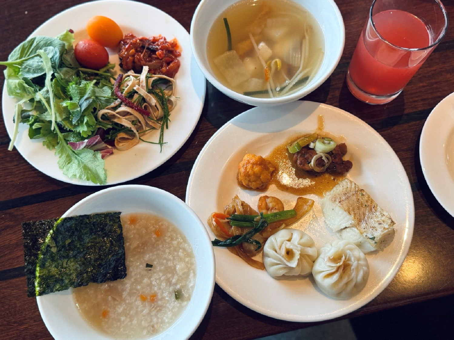 テーブルの上の食事
