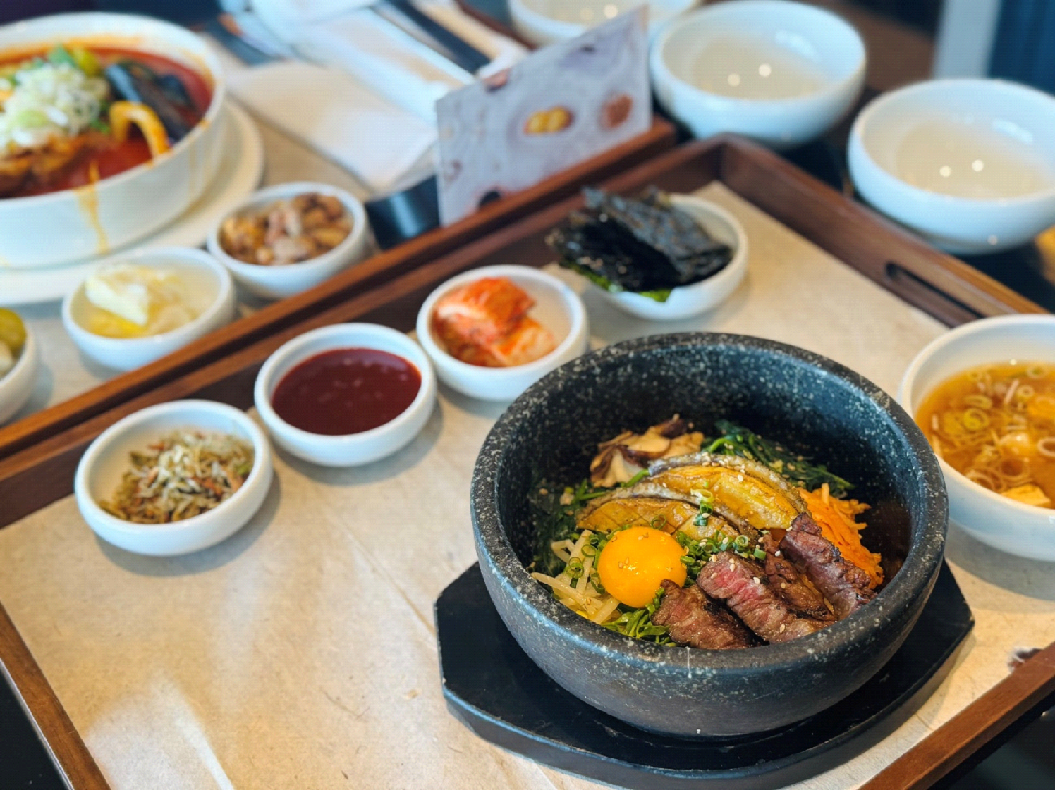 テーブルの上の料理