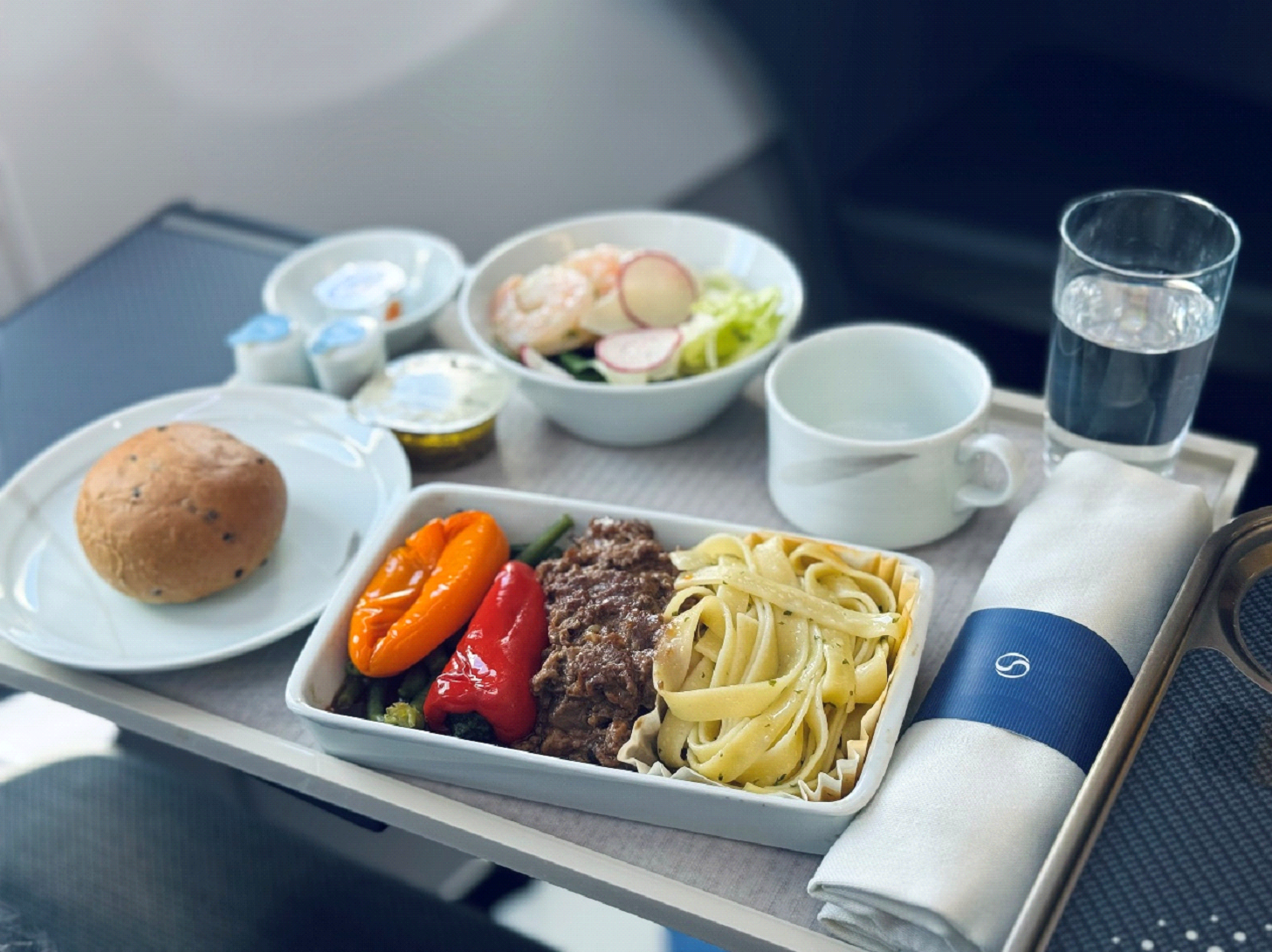 テーブルの上にあるいろんな食べ物