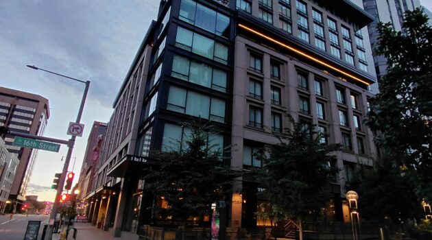 建物の間の道路