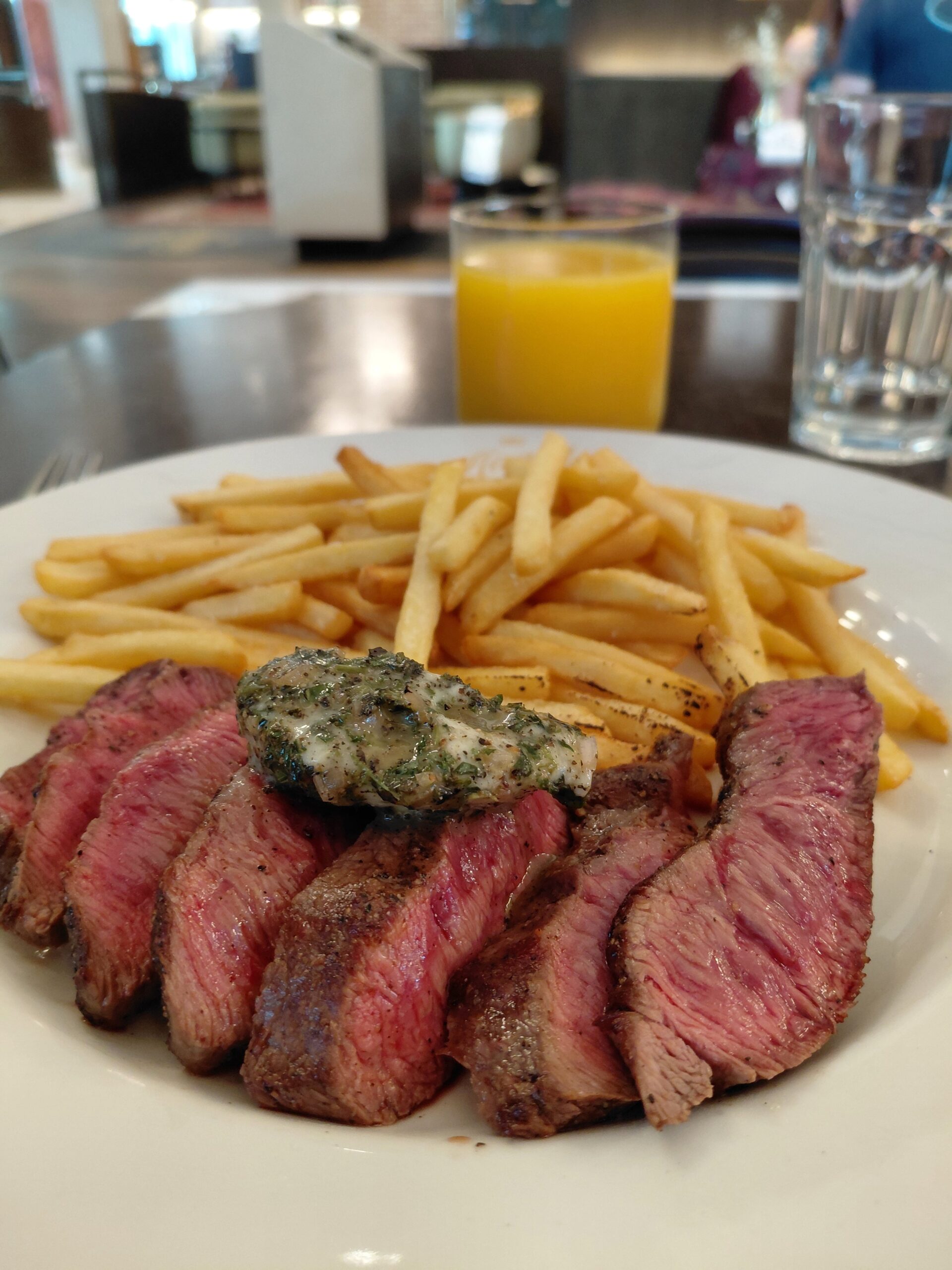 皿に盛られた肉料理