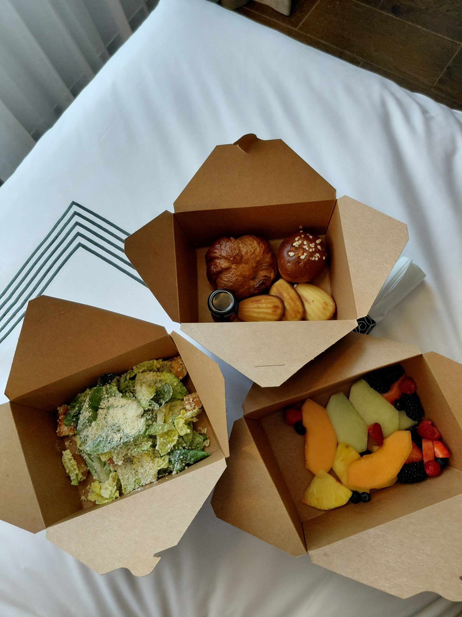 紙の上の食べ物