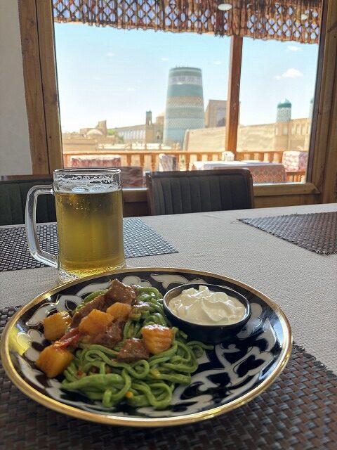 テーブルの上の食事と飲み物