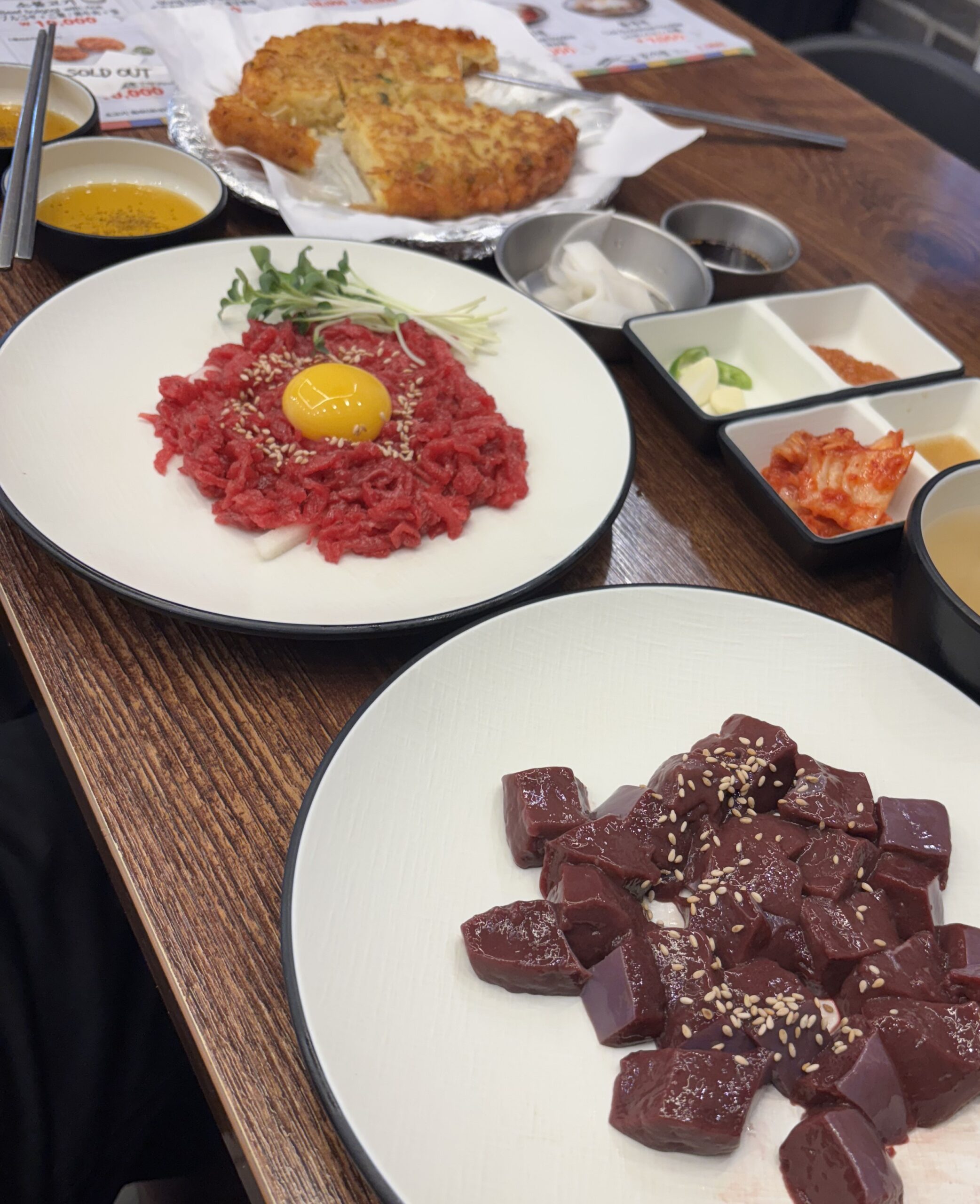 皿の上にあるいろんな食べ物