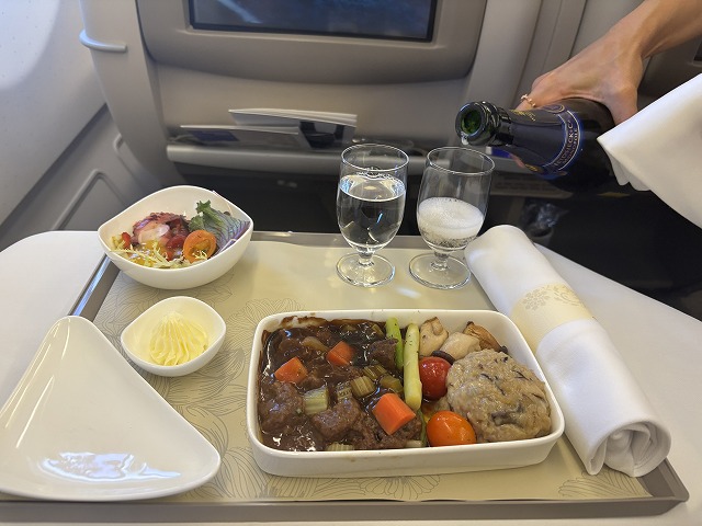 テーブルの上にあるいろんな食べ物