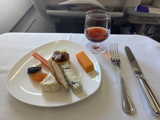 皿の上の食事と飲み物
