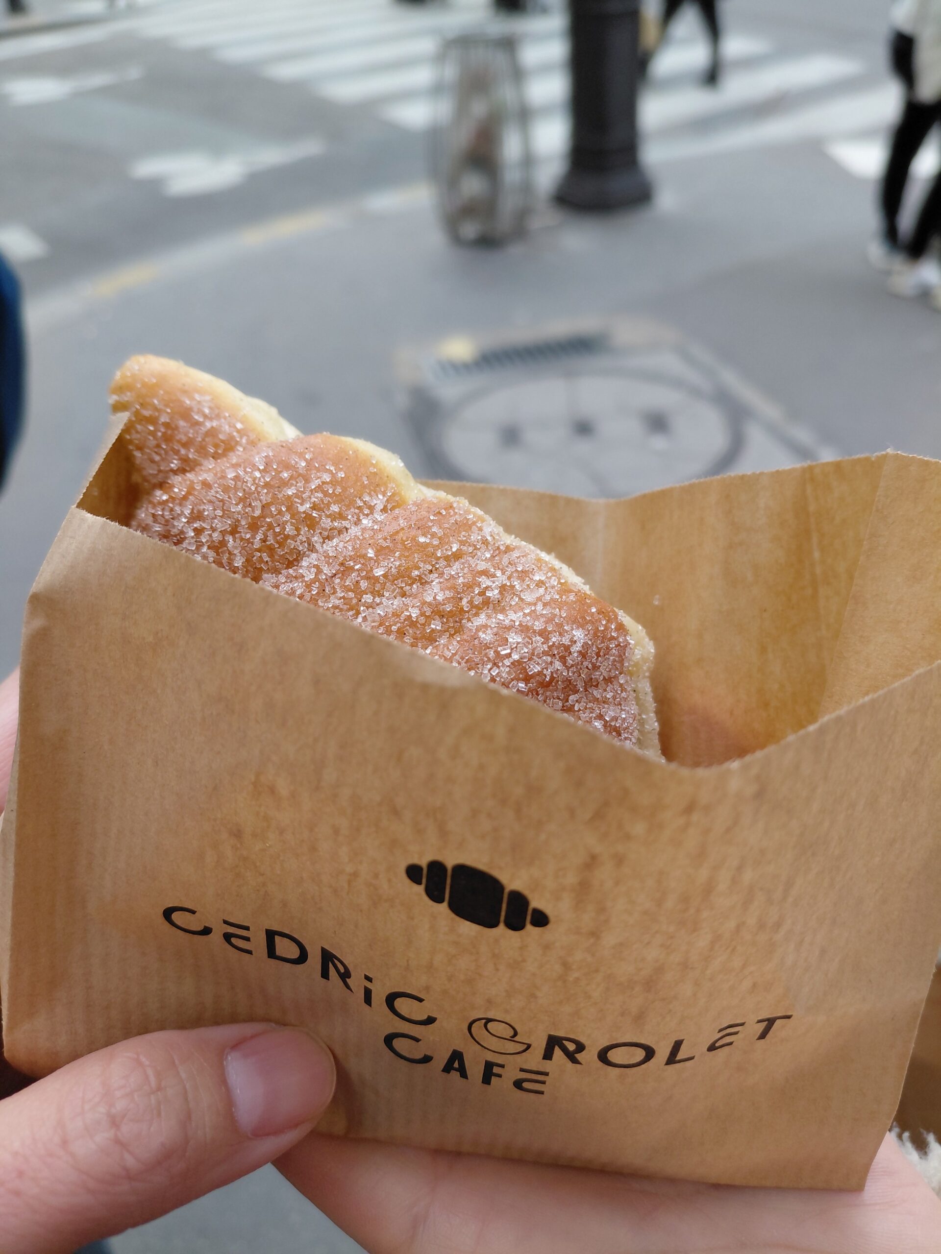 文字が書かれた紙を持っている手