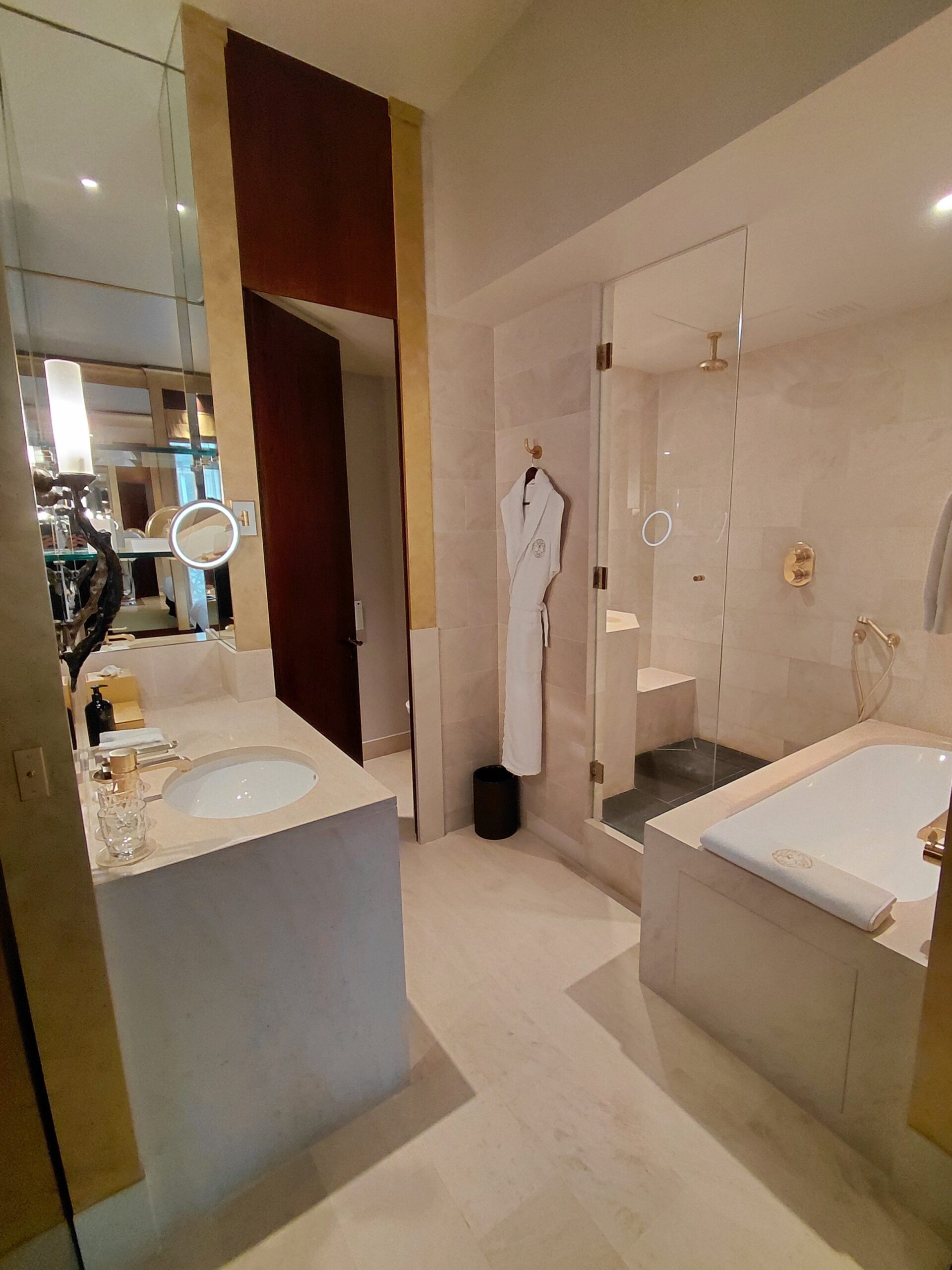 シャワールームと洗面台