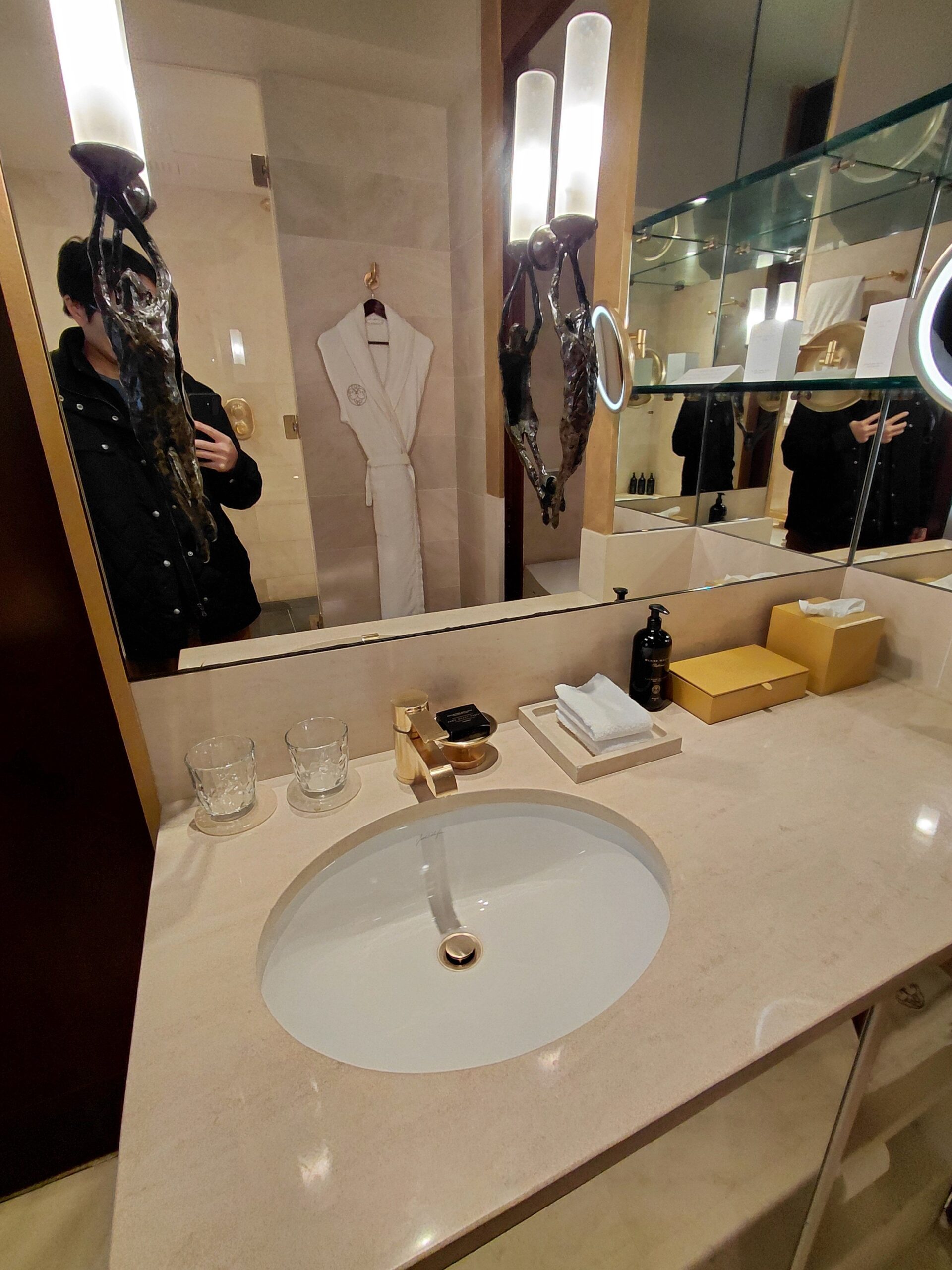 鏡のある洗面台