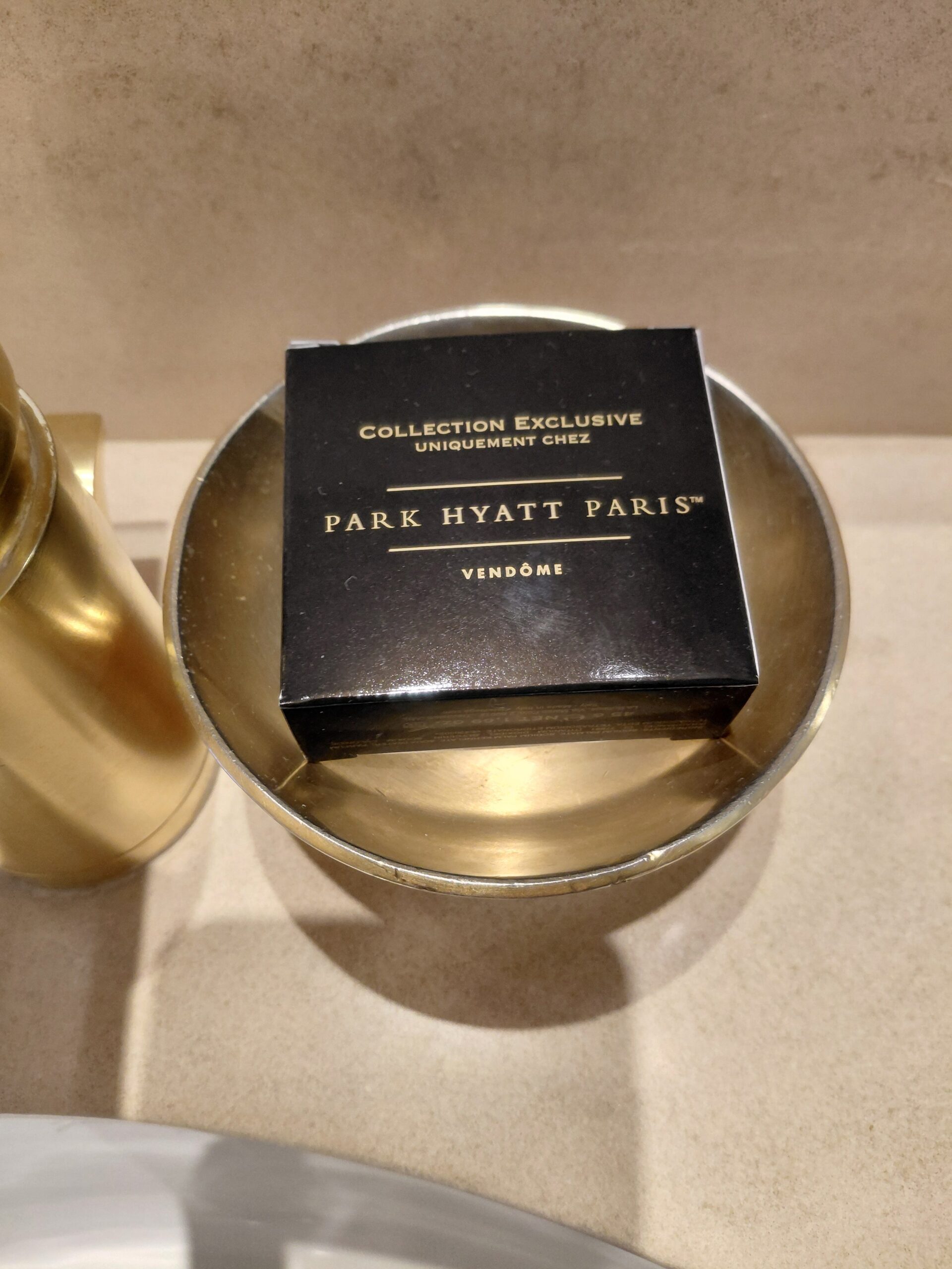 テーブルの上に置かれたスプーン