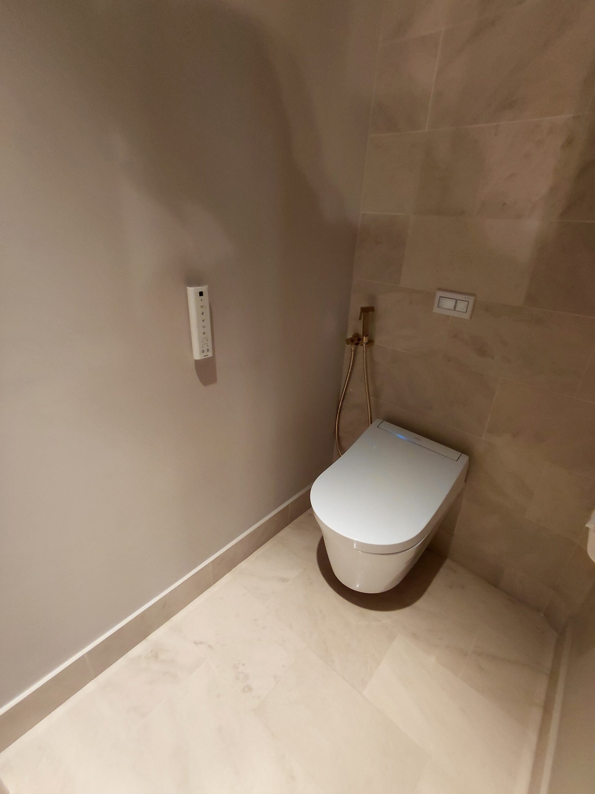 鏡のある洗面台と便器