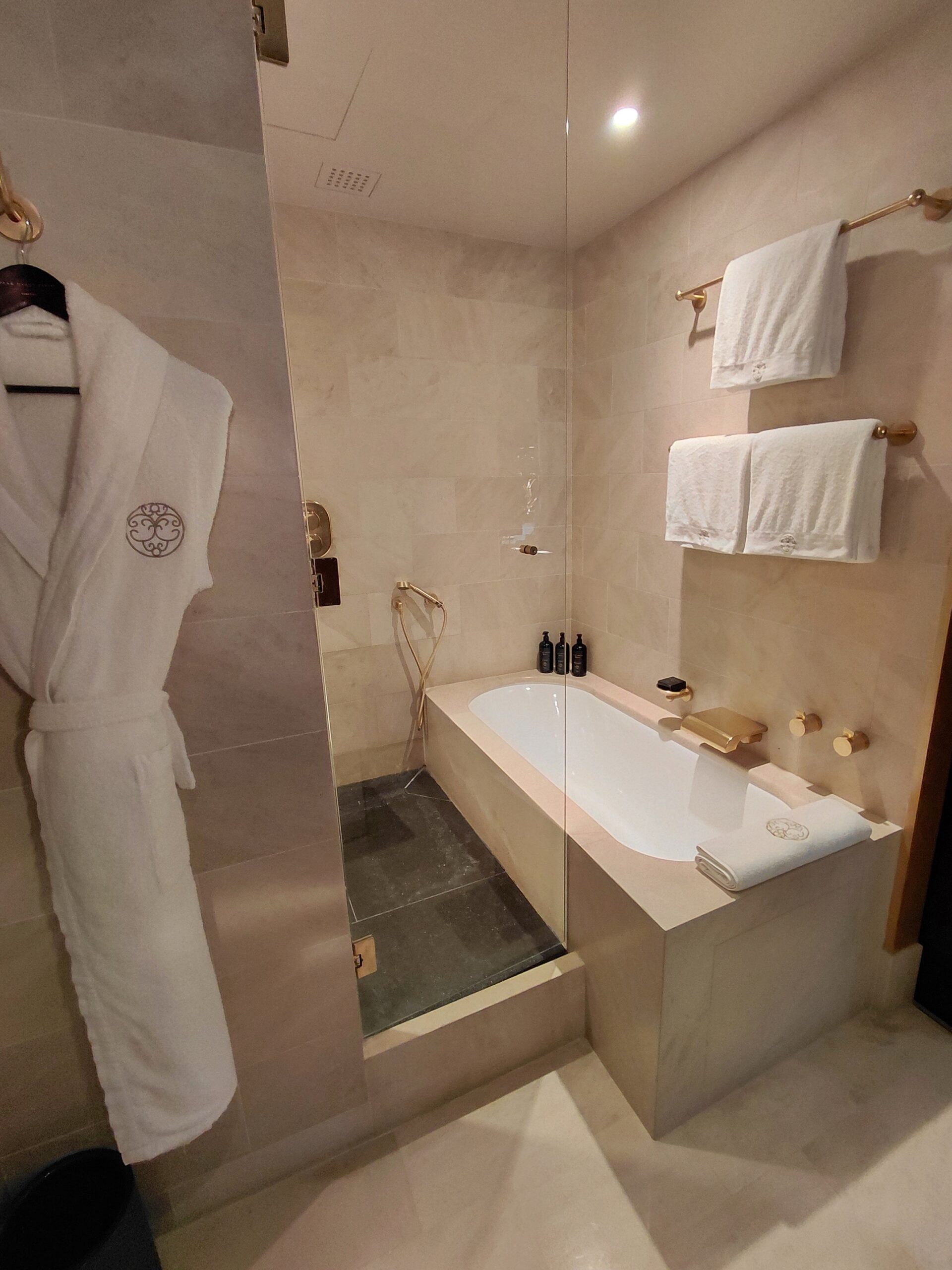 タオルの上に鏡があるバスルーム