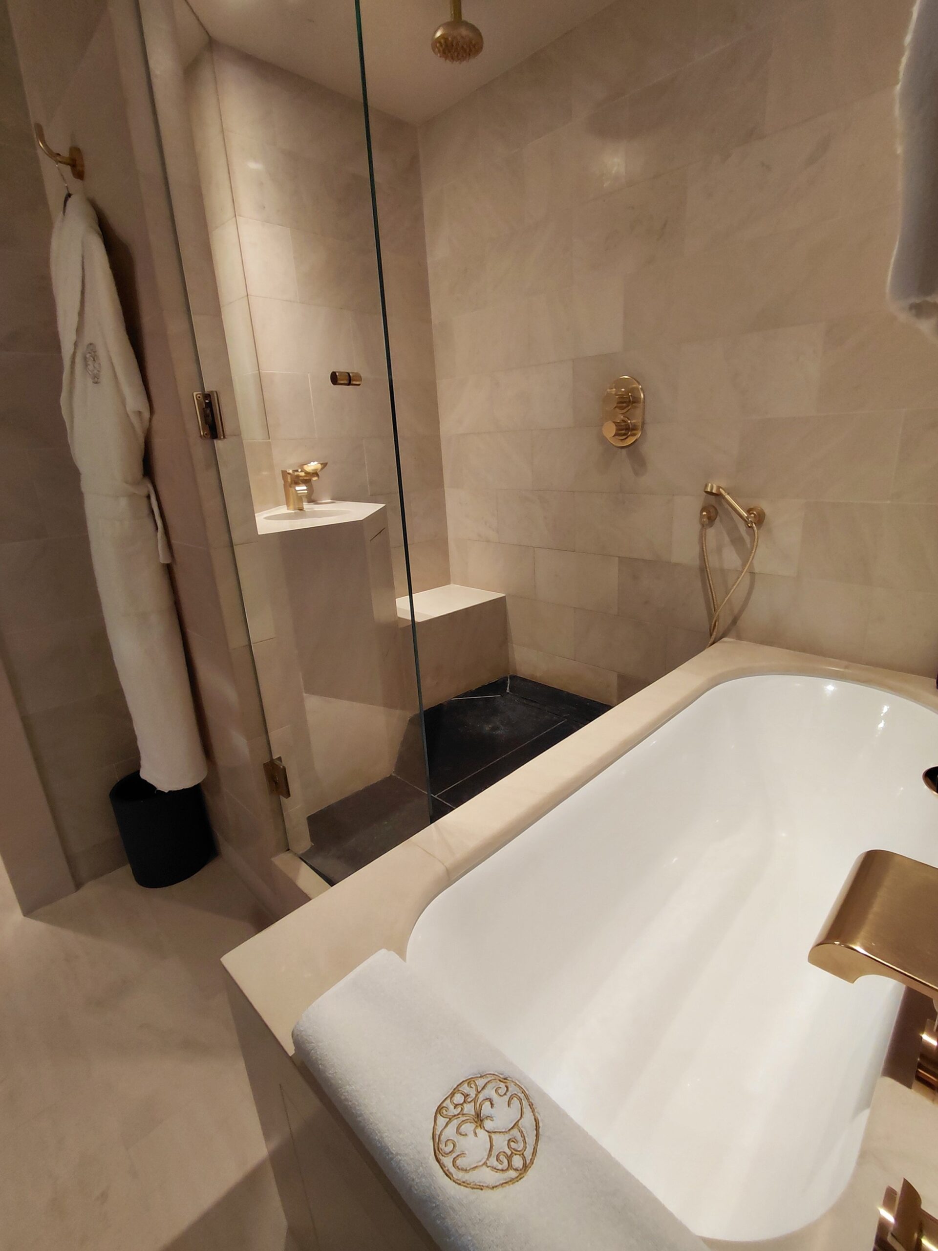 カーテンのあるバスルーム