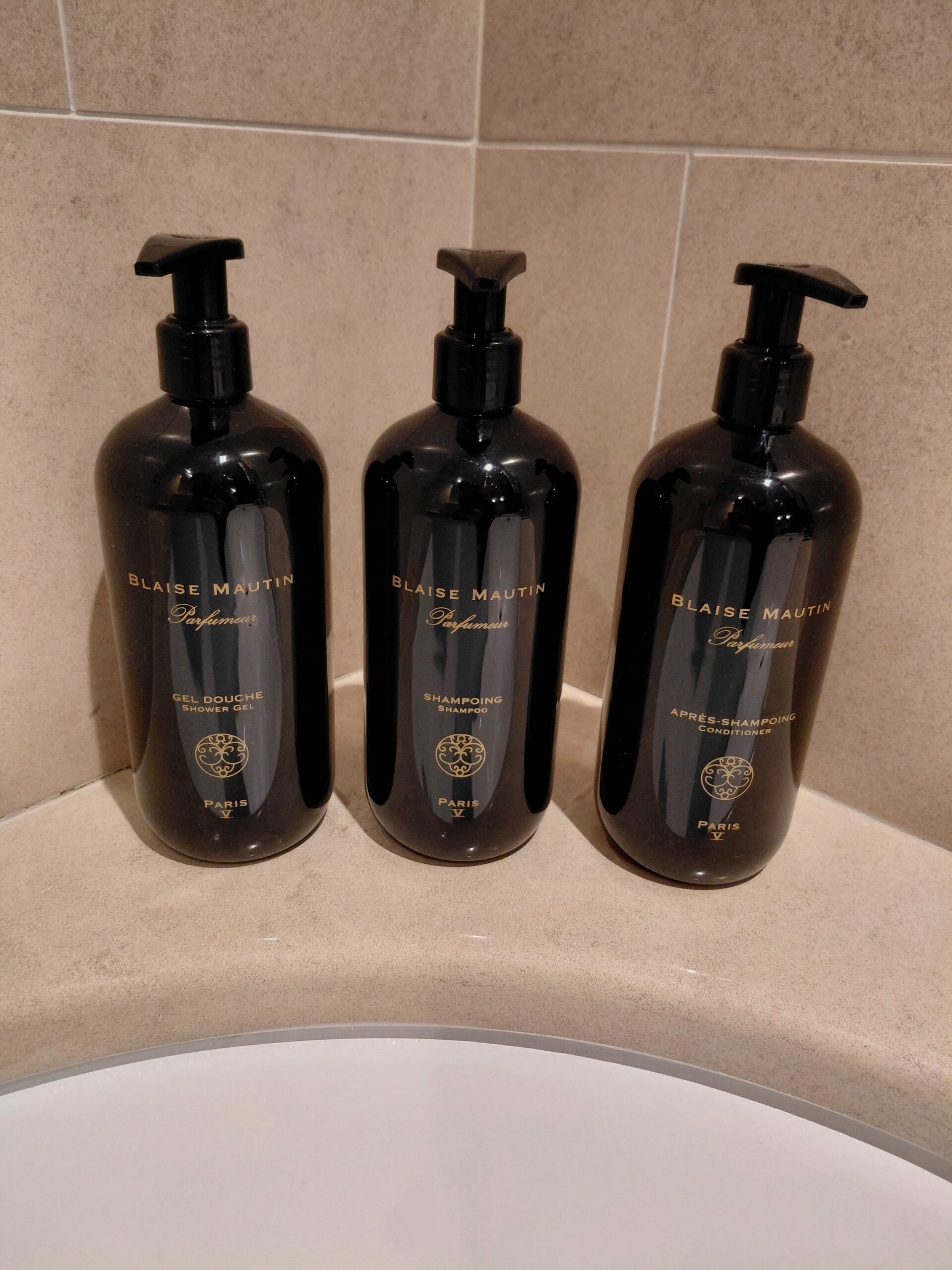 カウンターに置いている様々な種類の瓶