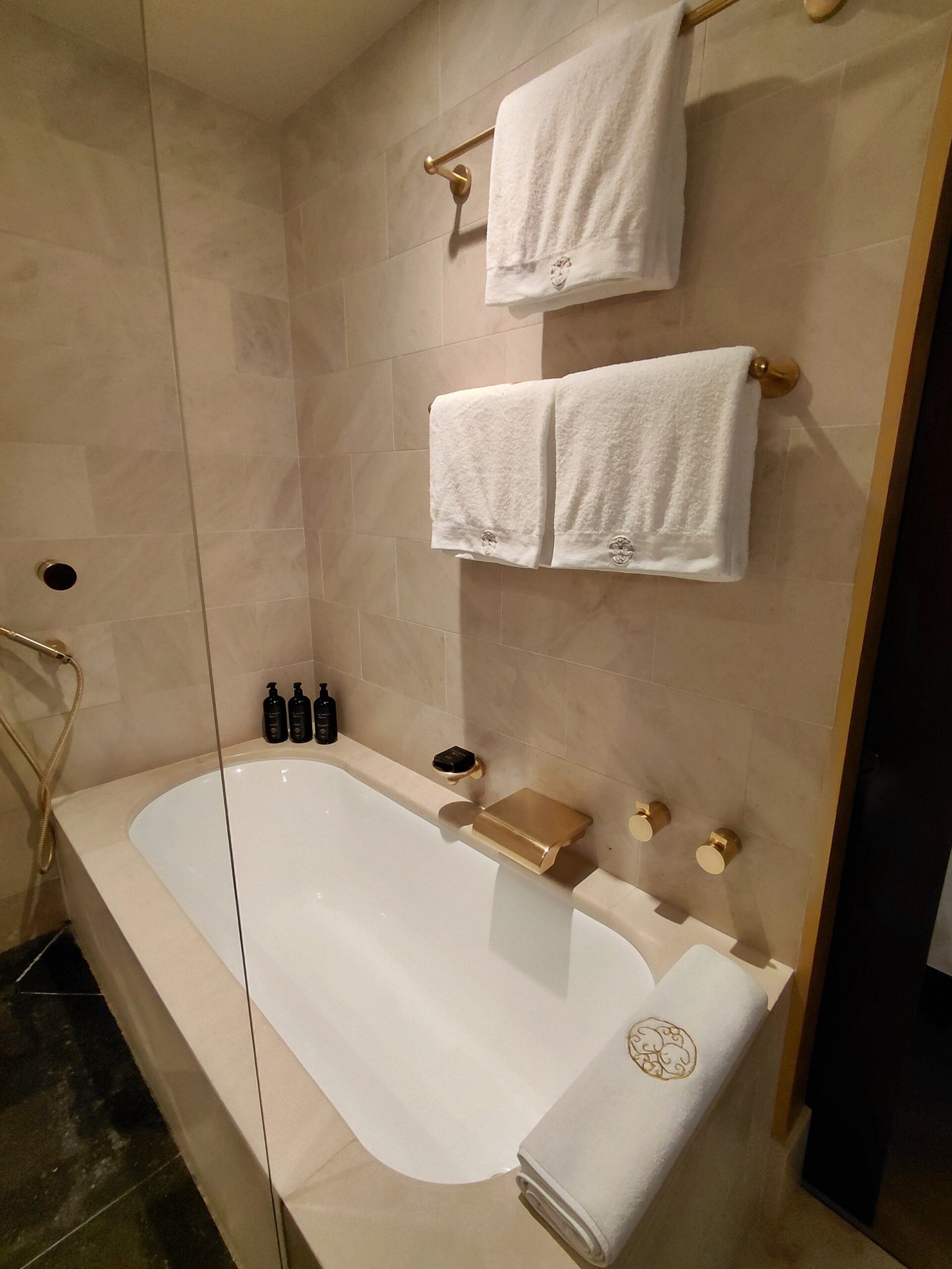 シャワールームと洗面台