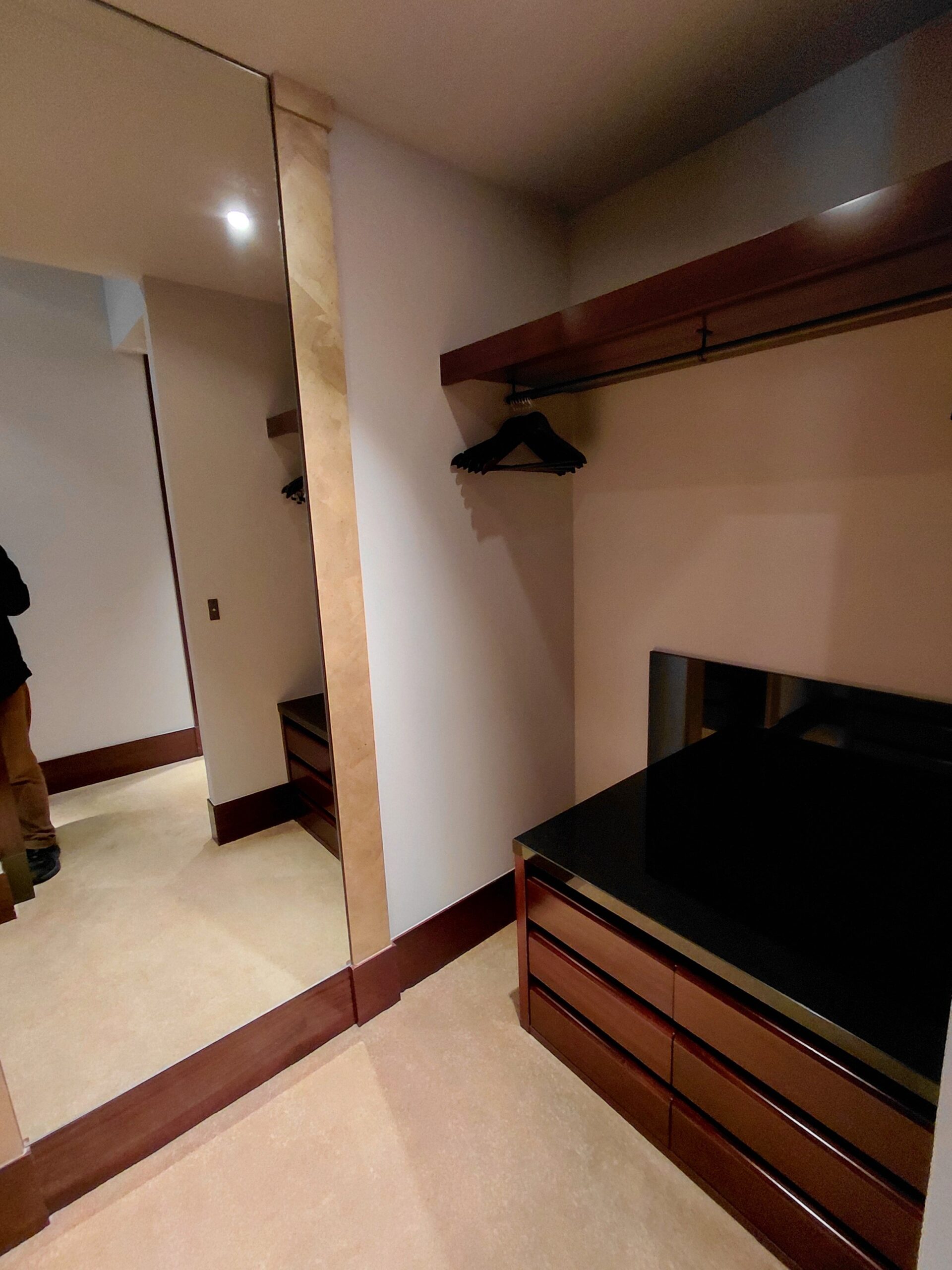 台の上に置かれている部屋