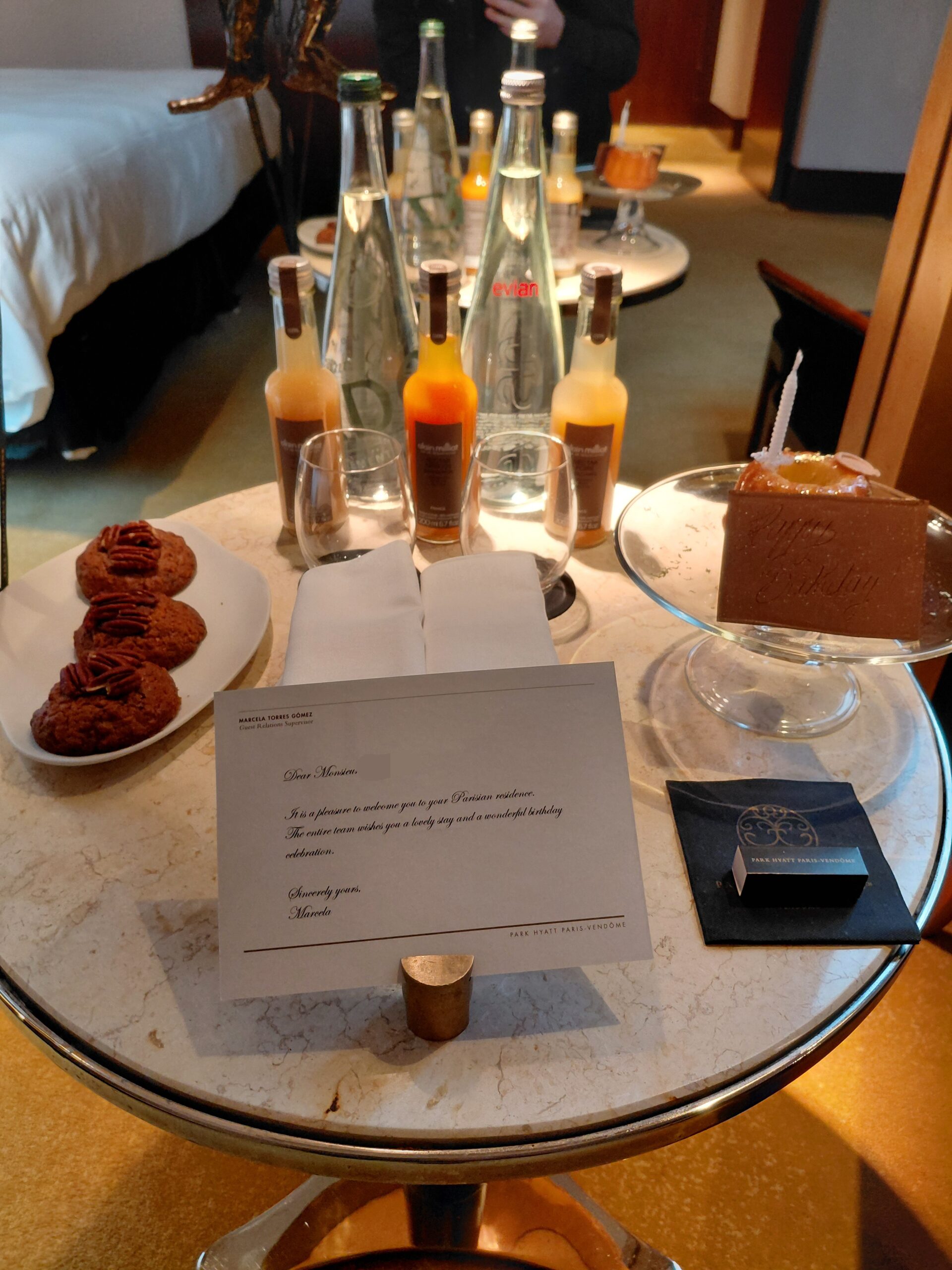 皿の上のドーナツと飲み物