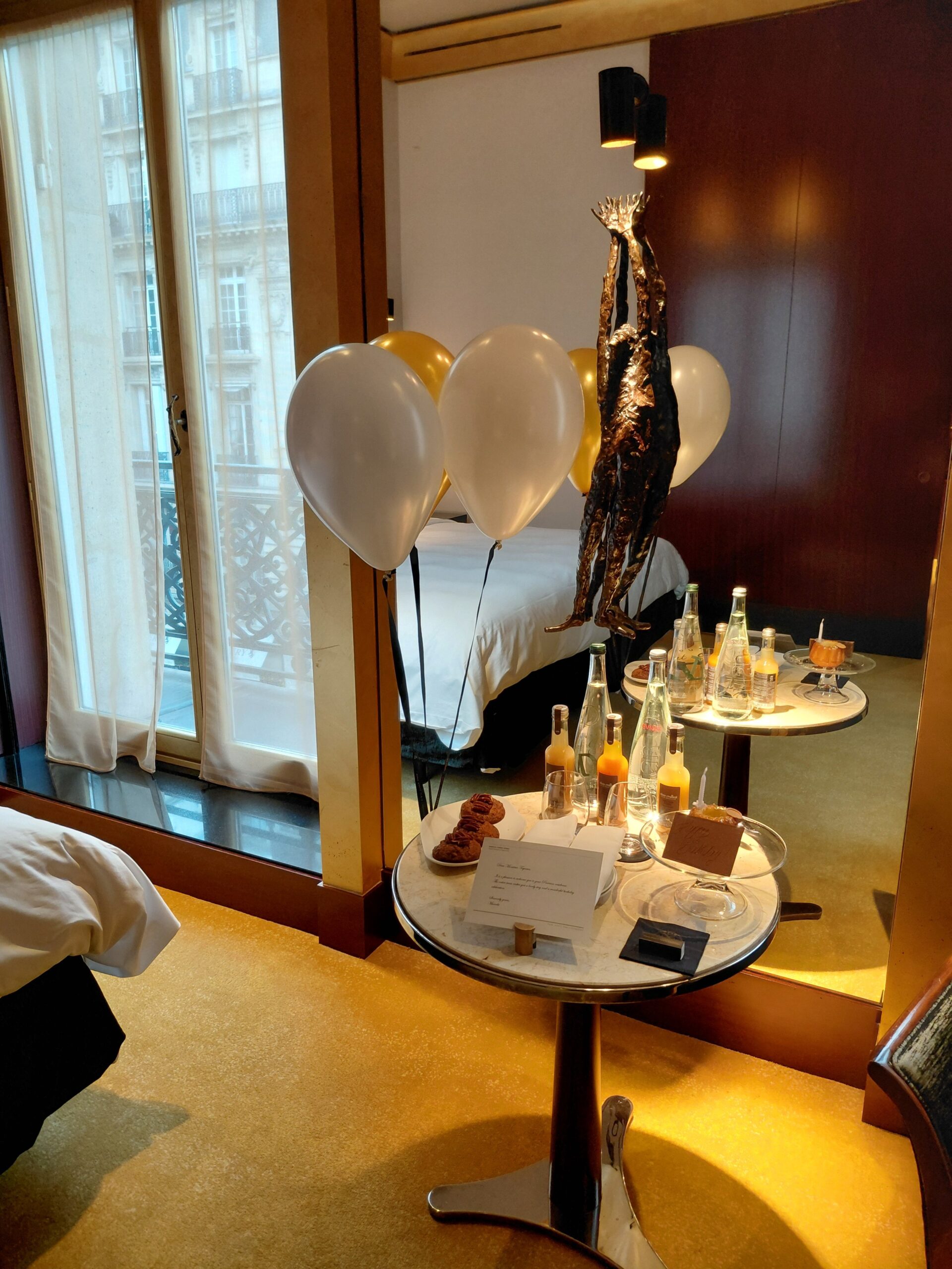 テーブルの上にあるワイングラス