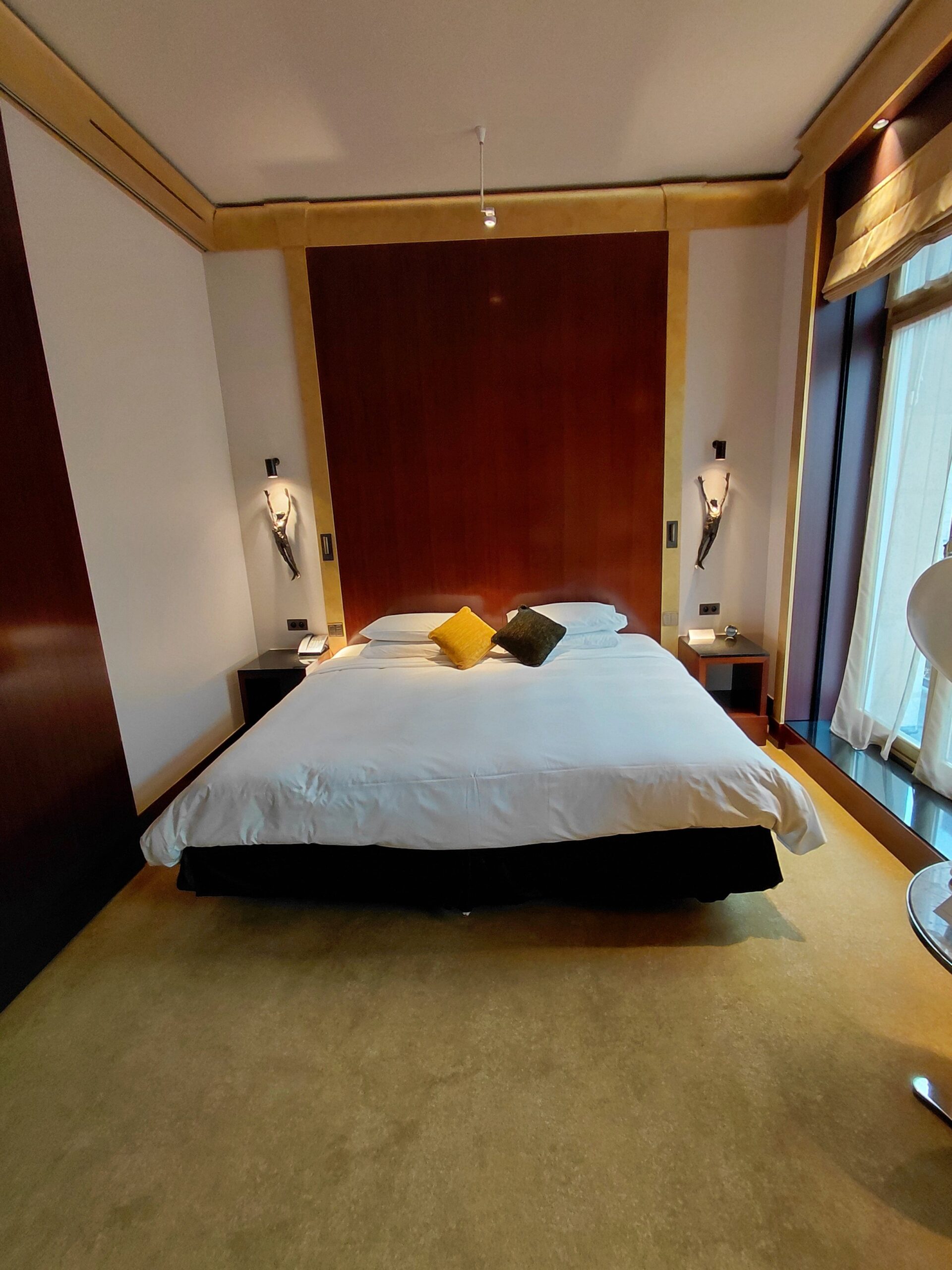 部屋の隅に置かれたベッド