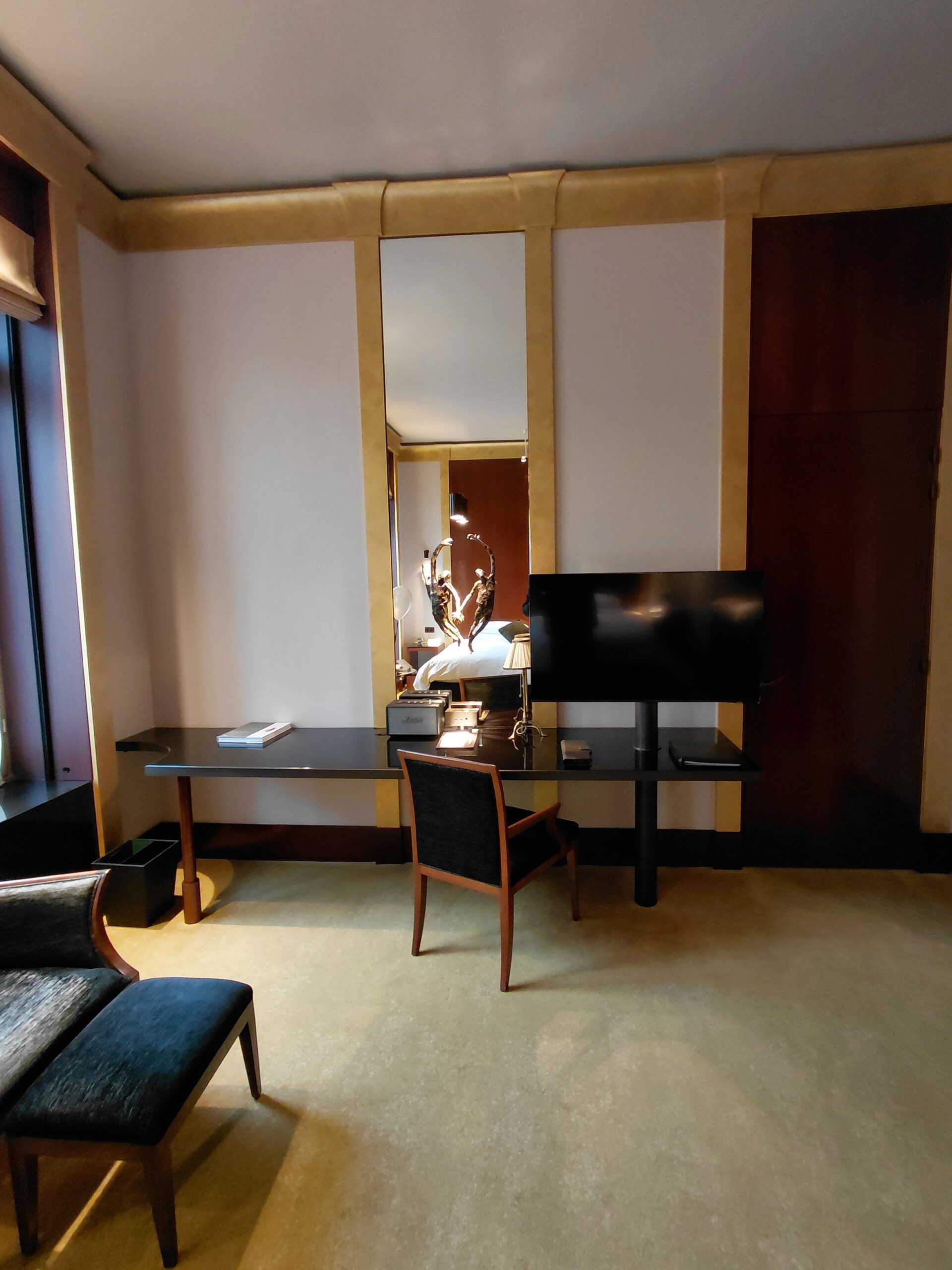 椅子のある部屋