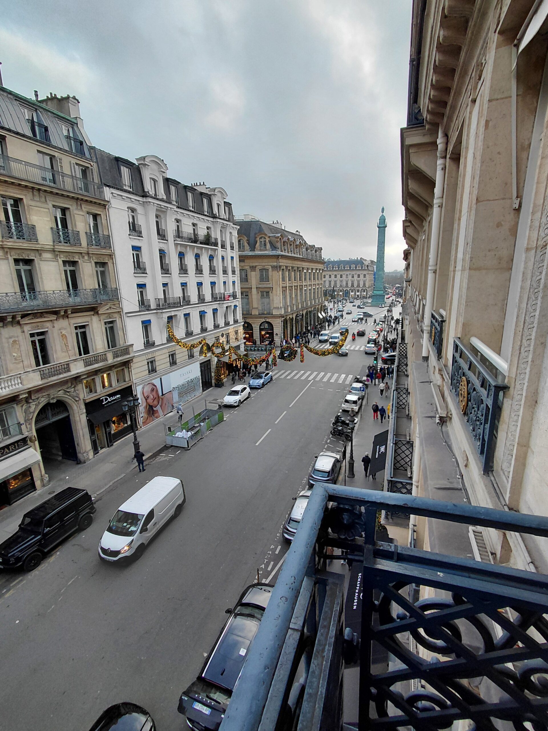 建物の間の道路