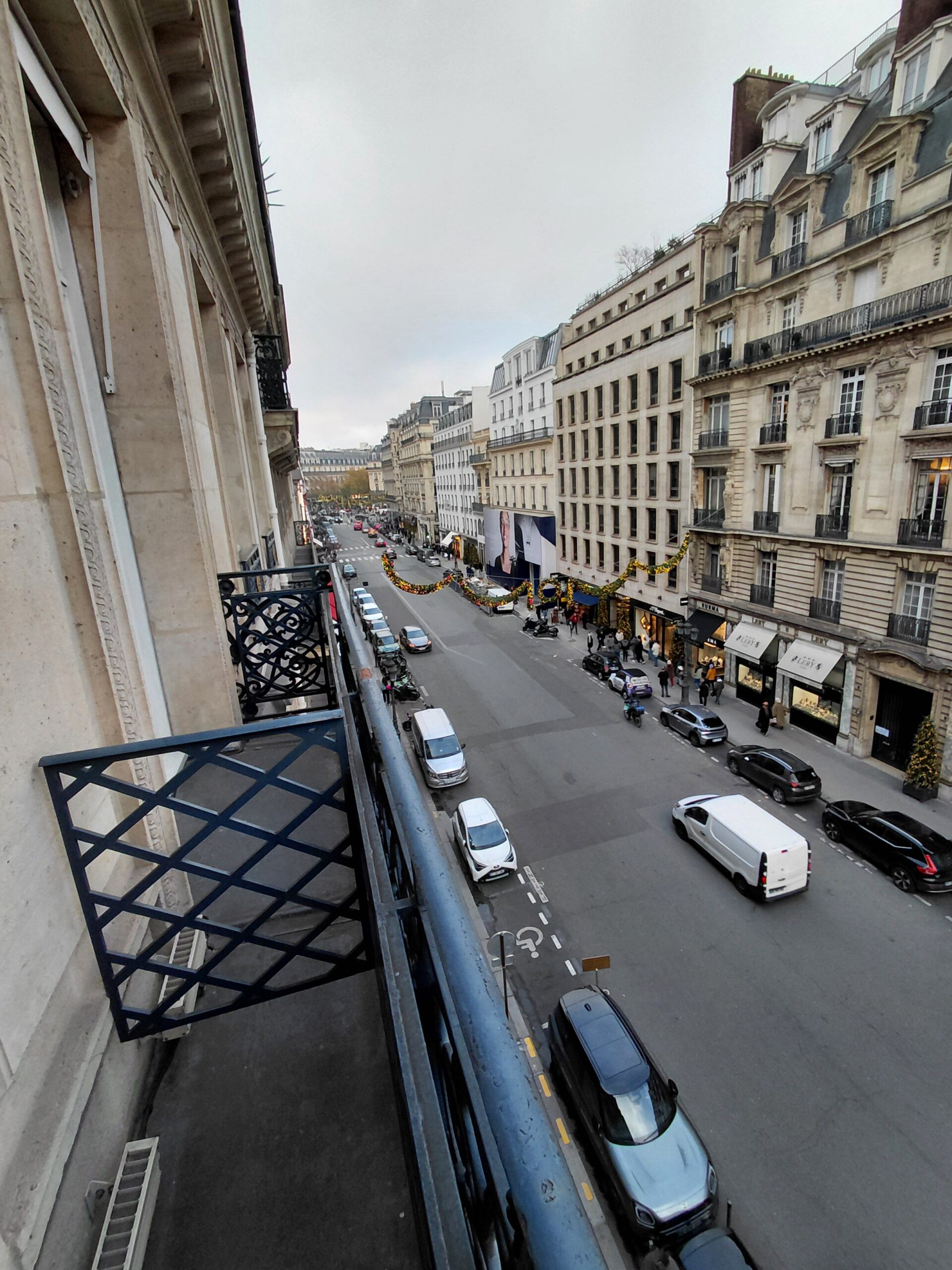 建物の間の道路