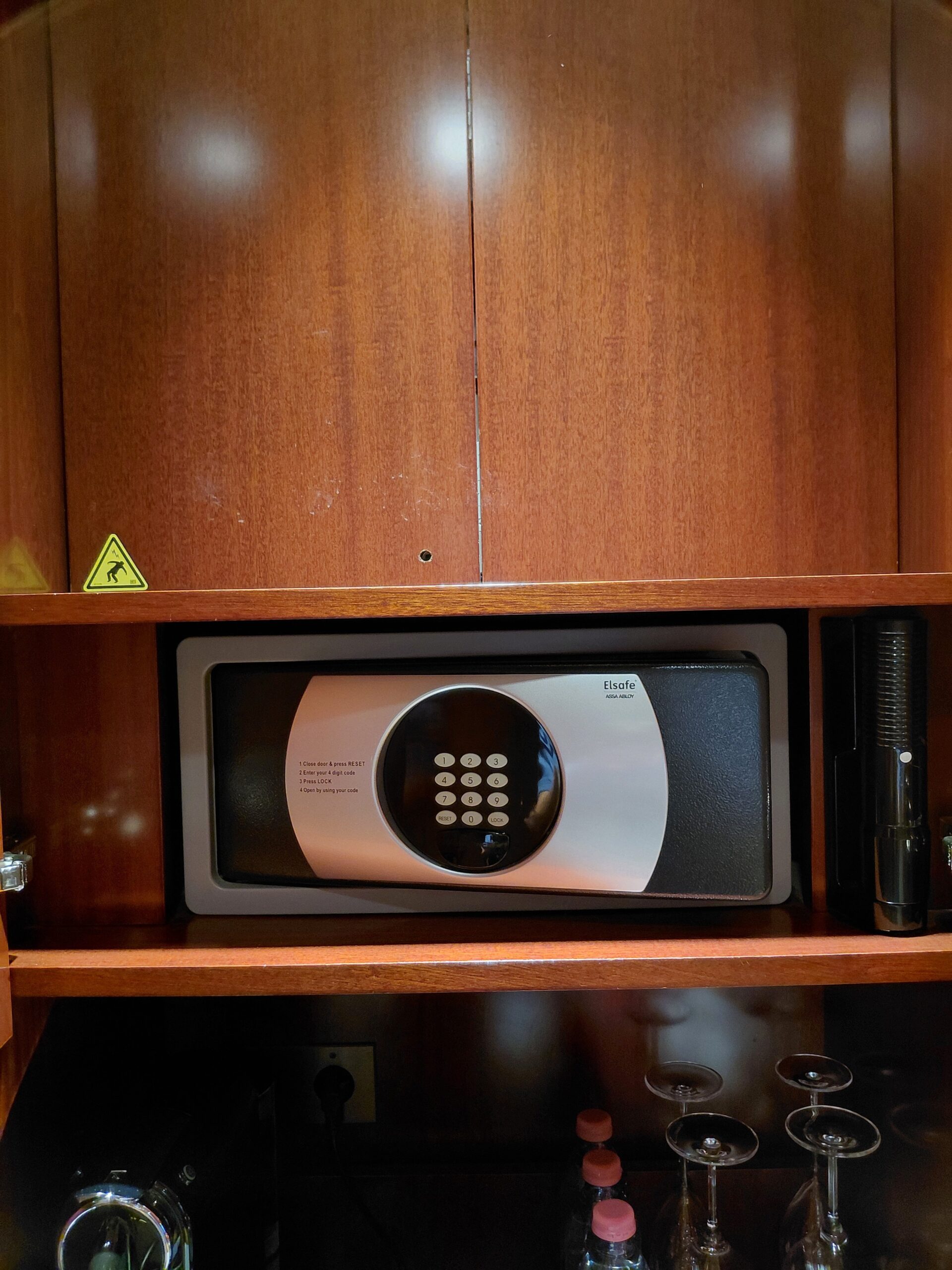 棚の上にある電子レンジ