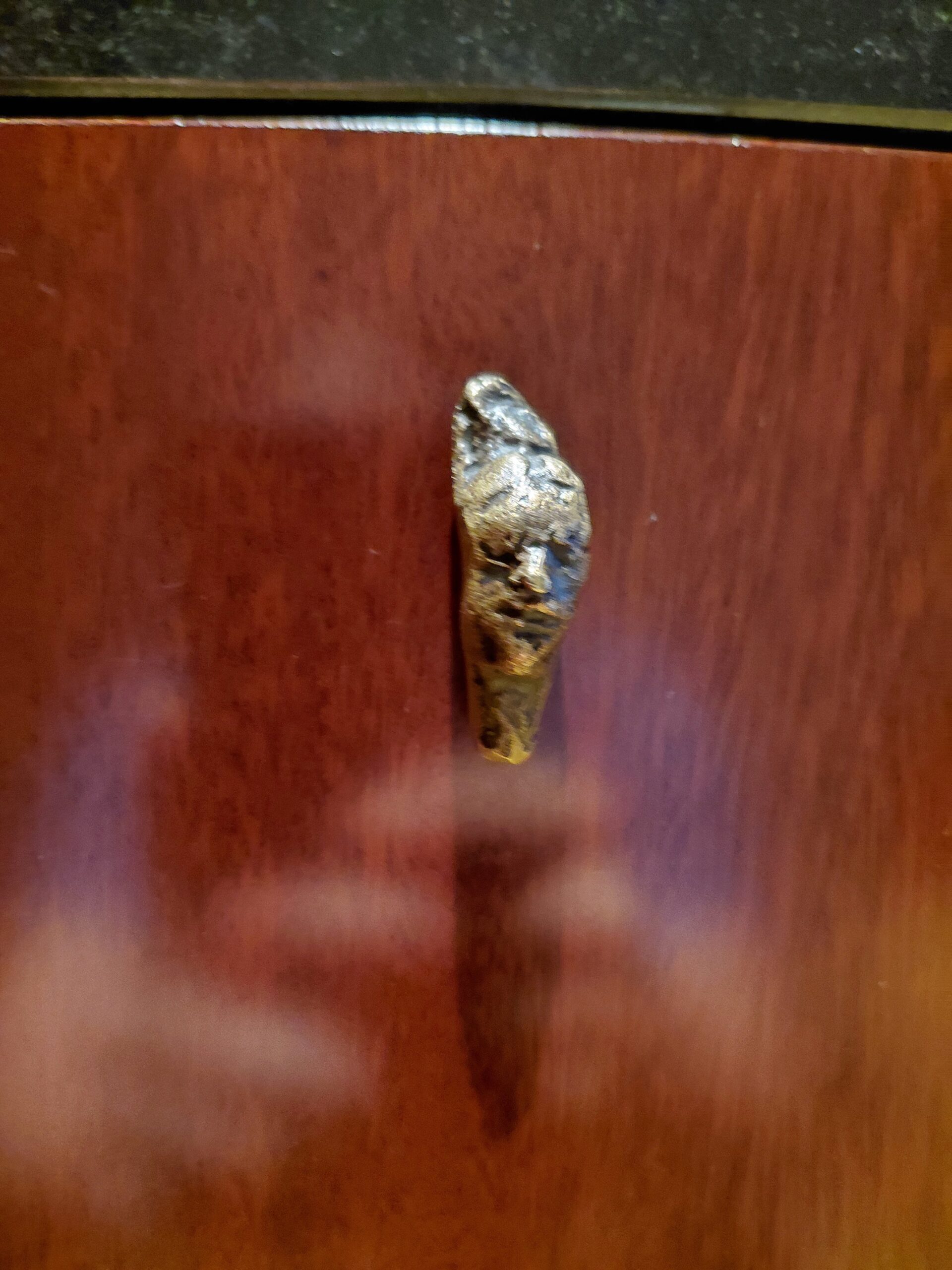 木の台の上に置いてある