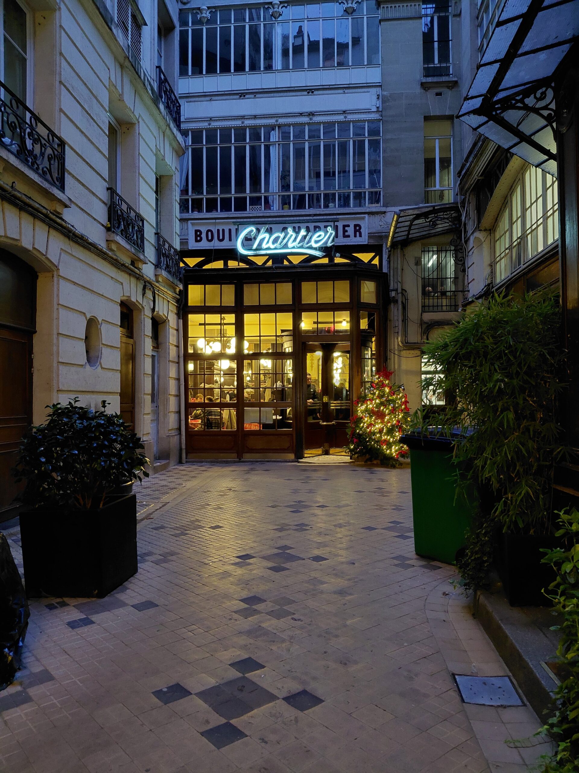 歩道の上にある建物