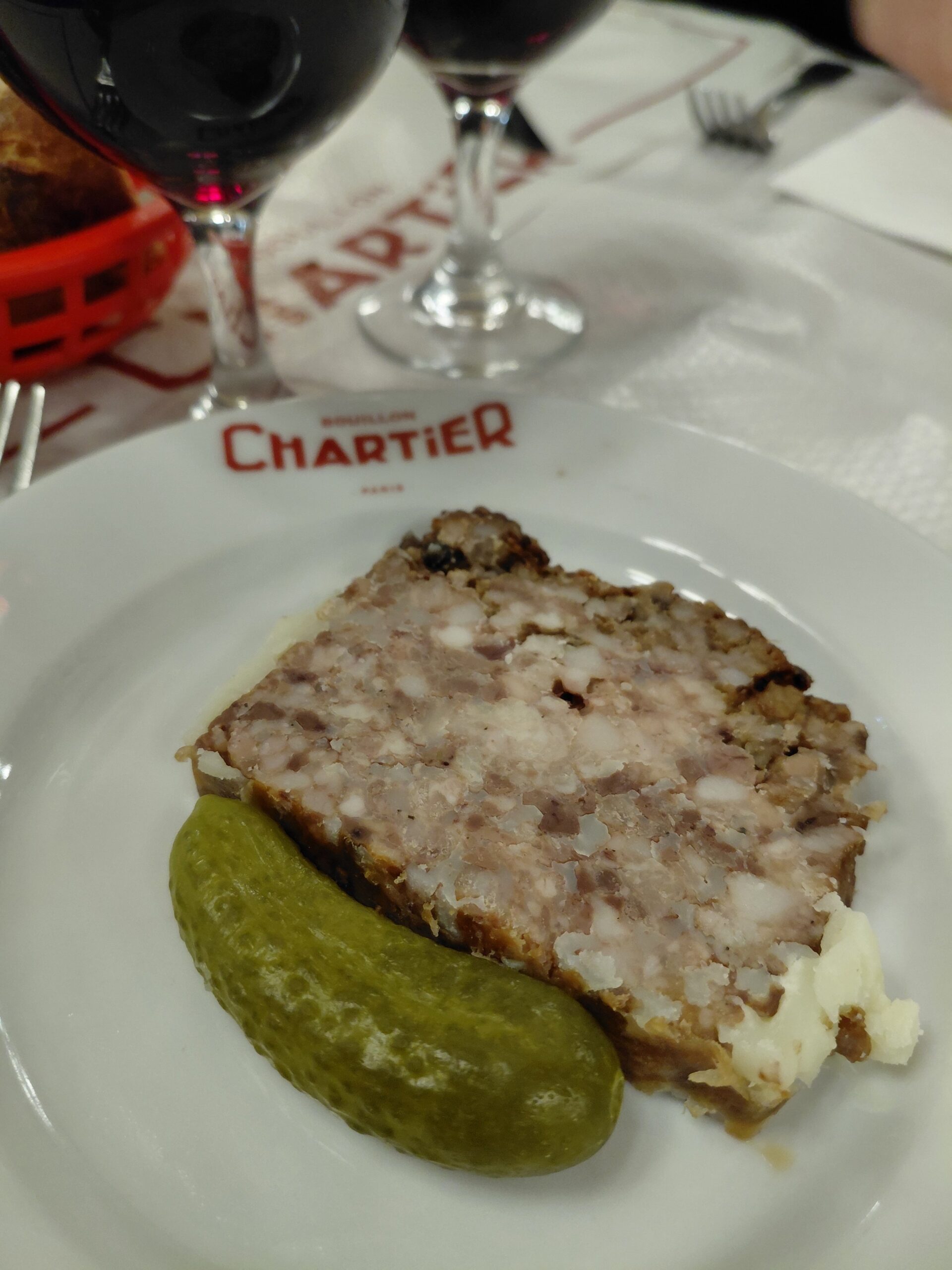 皿の上の食べ物