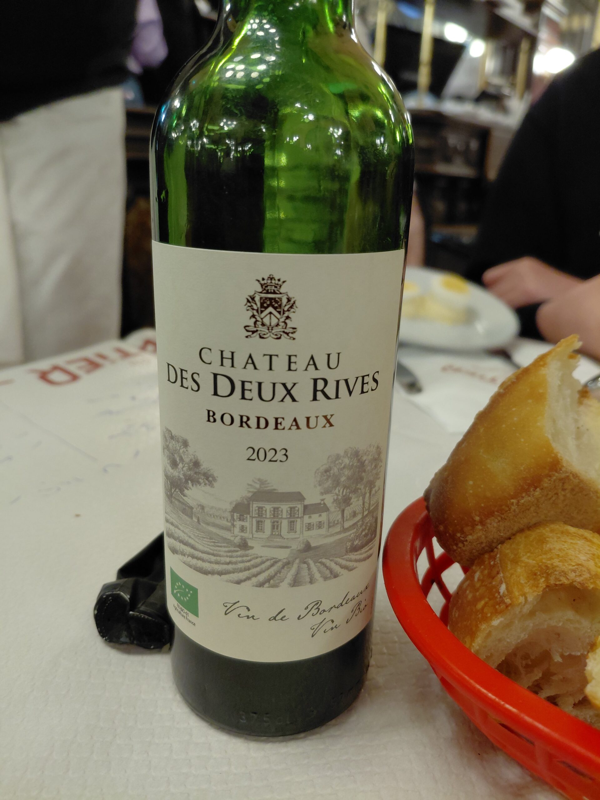 ビール瓶とグラスに入った飲み物