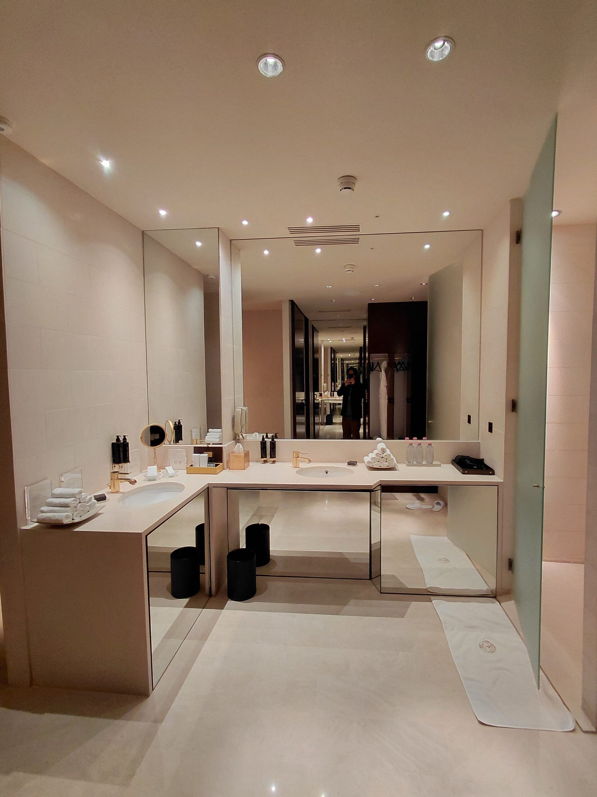 カウンターの上に鏡があるバスルーム