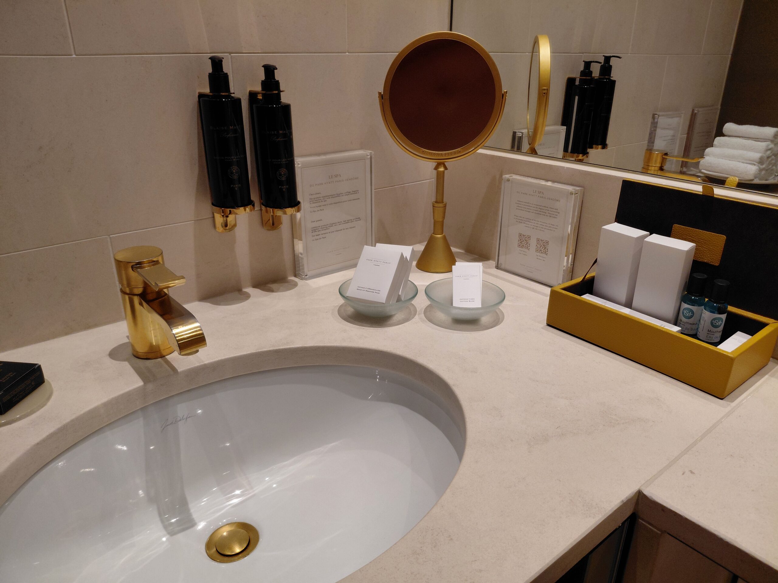 鏡のある洗面台