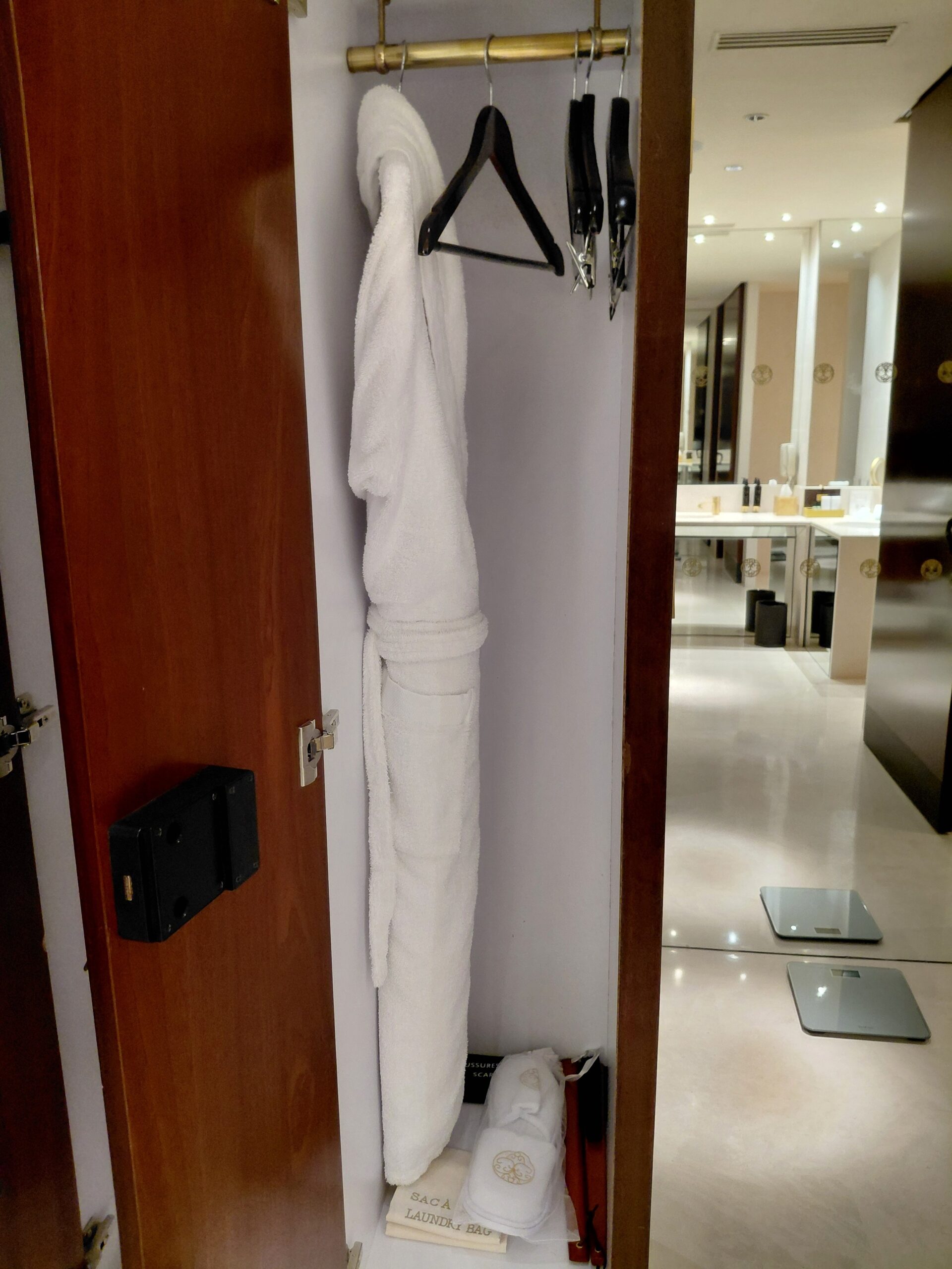 ドアに貼られた紙