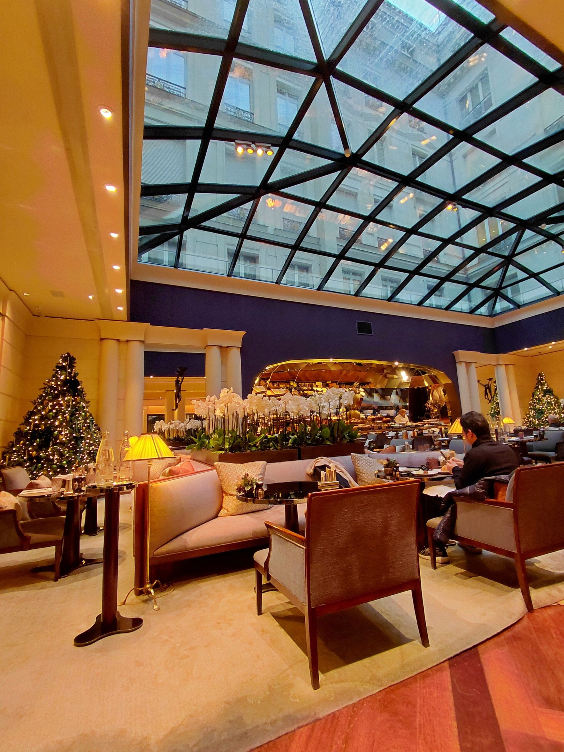 部屋に備えている数々の椅子