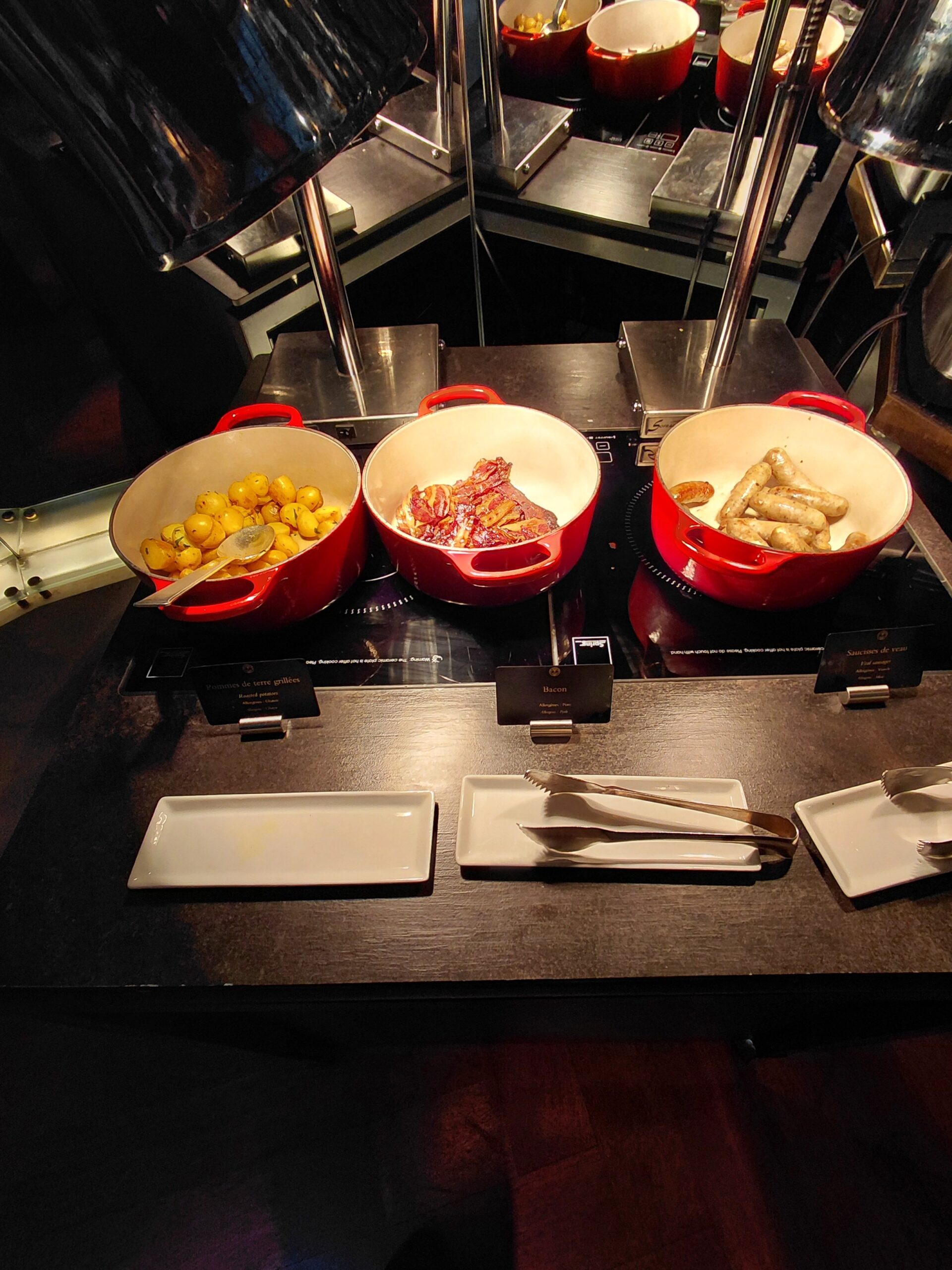 カウンターに重ねている数々のテーブル