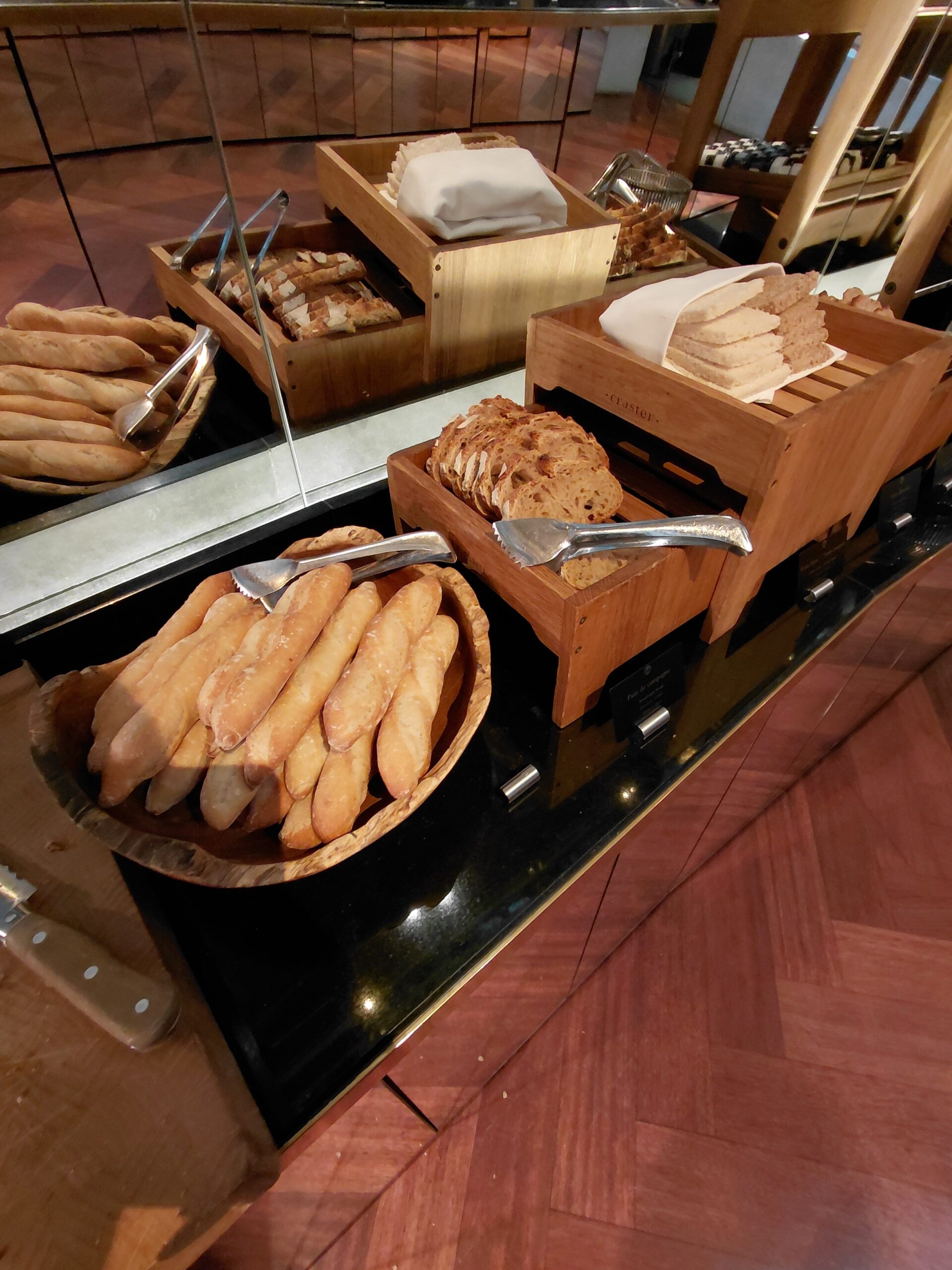 木製のテーブルに置いている様々な肉