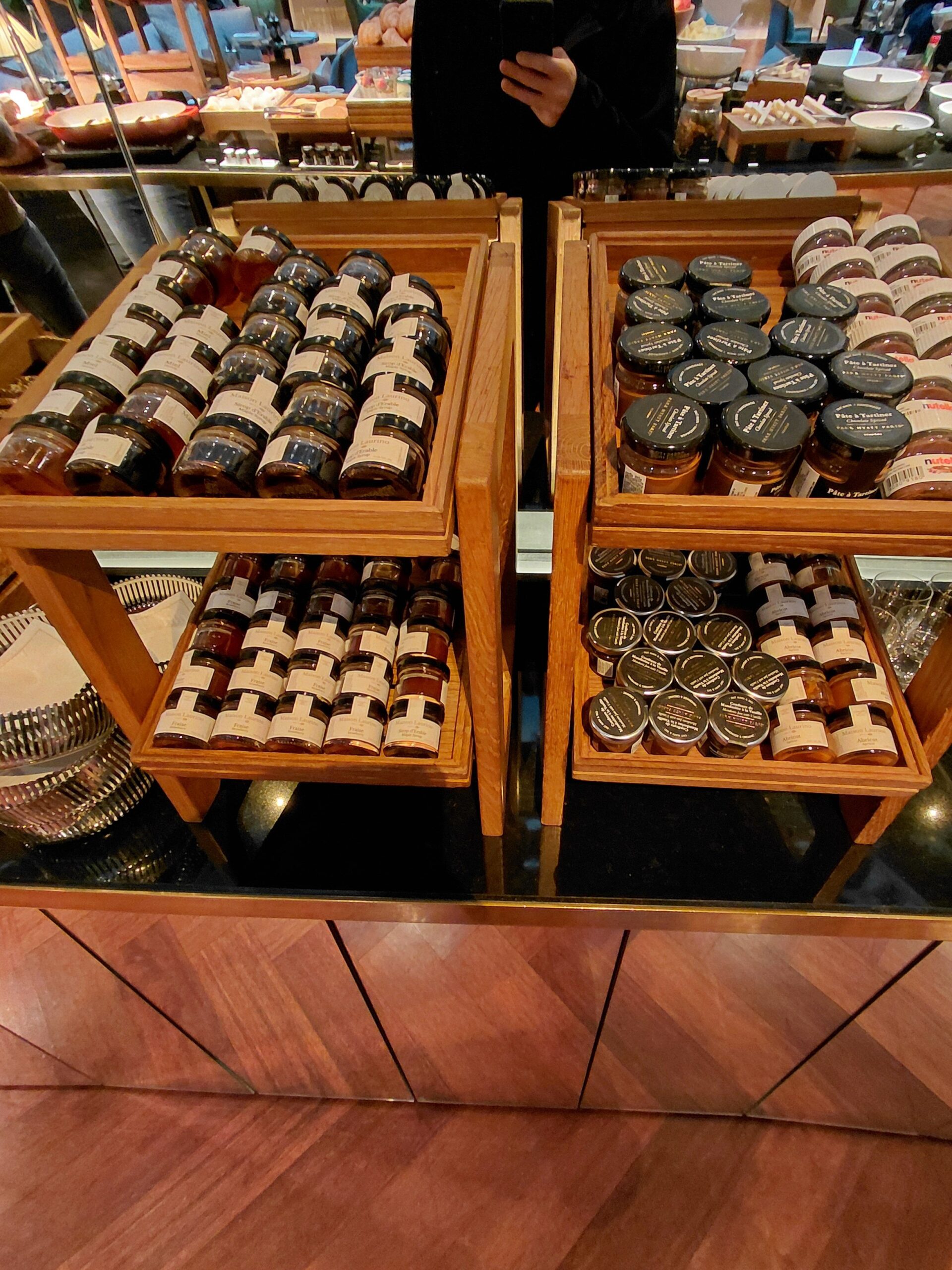 棚に並べられた椅子