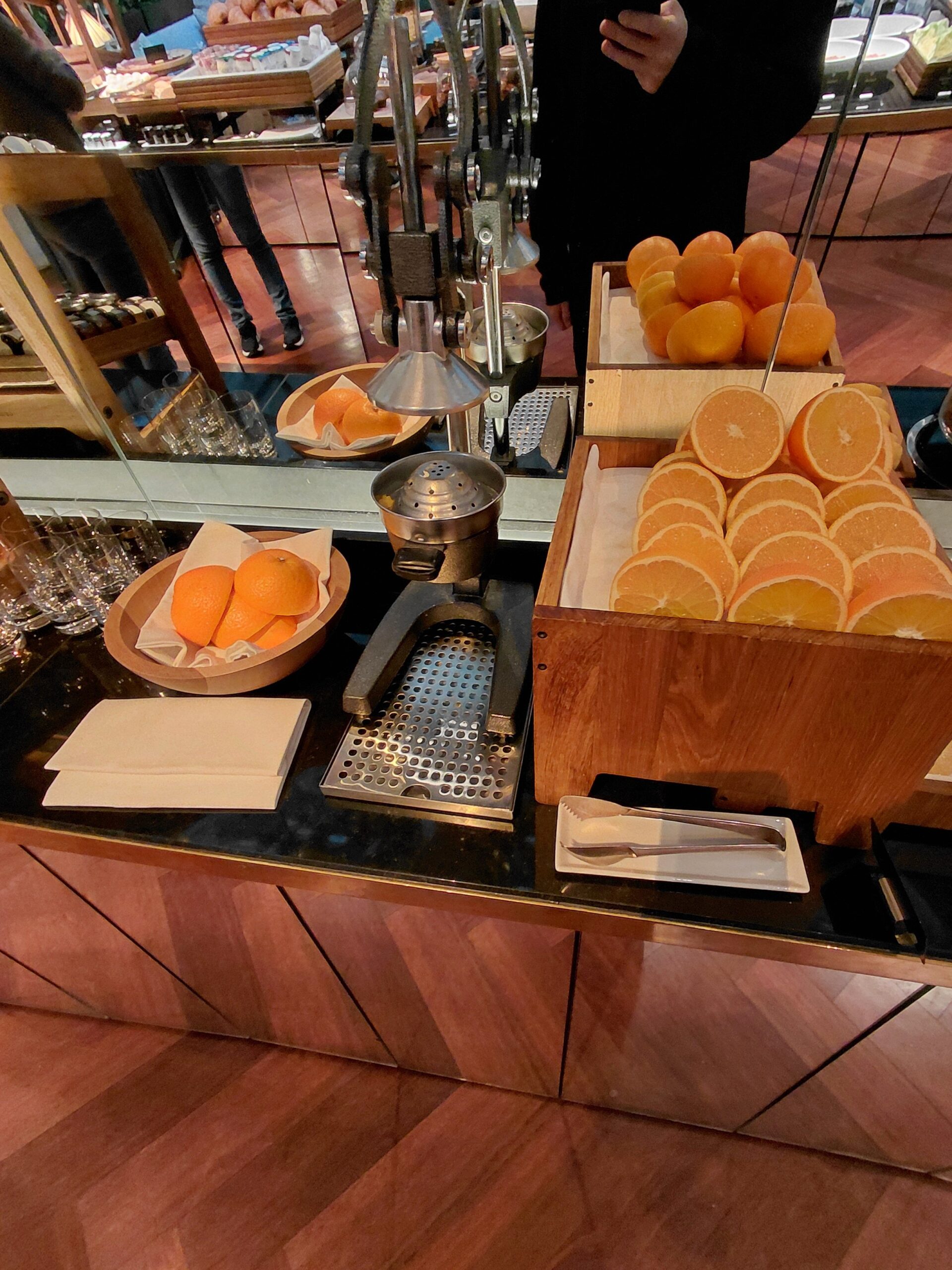 木製テーブルの上にある沢山のオレンジ